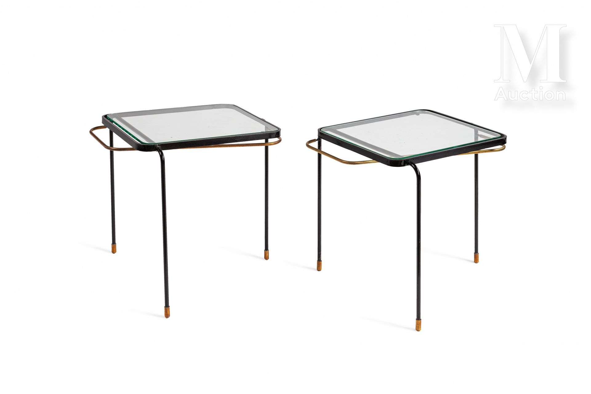 Mathieu MATÉGOT (1910-2001) 一对黑漆管状金属和镀金黄铜的三脚架沙发端，上面有半透明的玻璃。

40 x 45 x 40厘米



一&hellip;