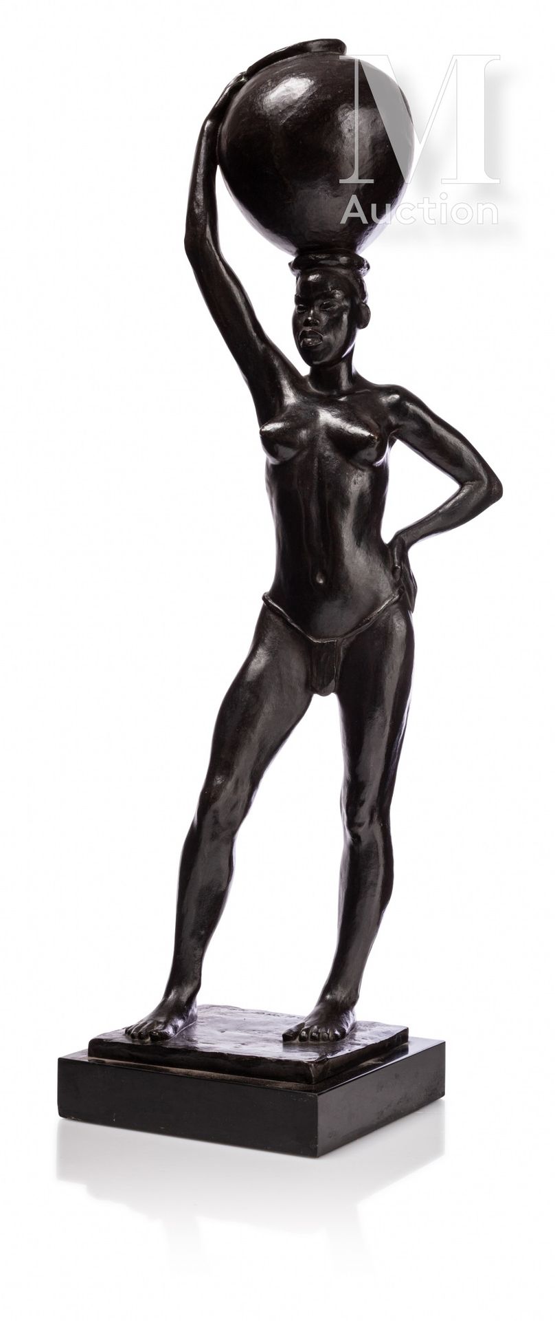 ARTHUR DUPAGNE (1895-1961) "拿着壶的黑人女孩

带有黑色铜锈的青铜雕塑。

黑色大理石的长方形平台和底座。

阳台上有 "Dupag&hellip;