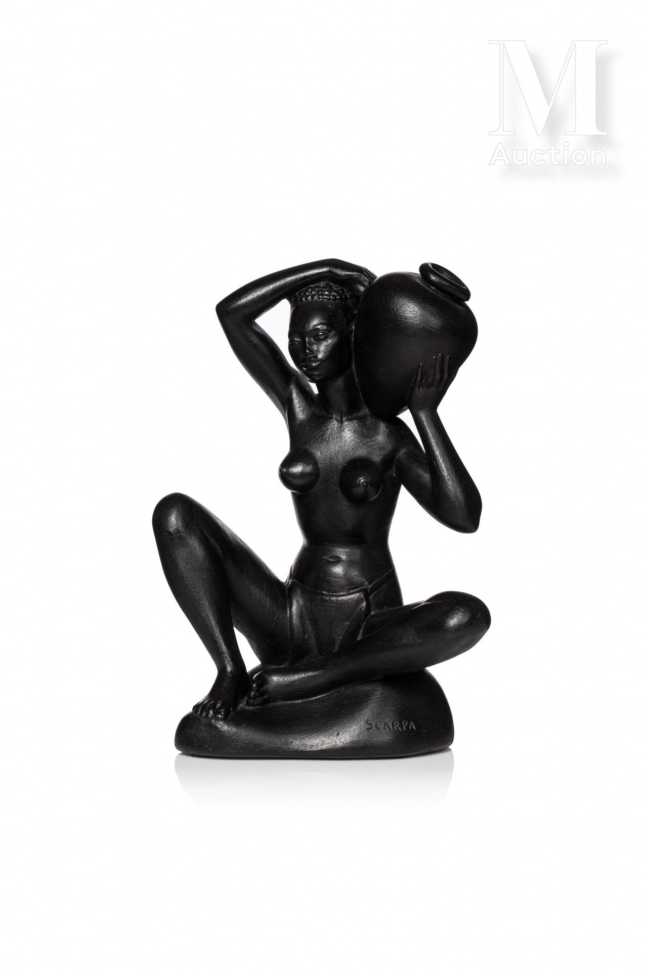 Riccardo SCARPA (1905 - 1999) "拿着安福拉的女人"。

非洲主义的石膏雕塑，带有黑色的铜锈。

下方有 "Scarpa "的签名。&hellip;