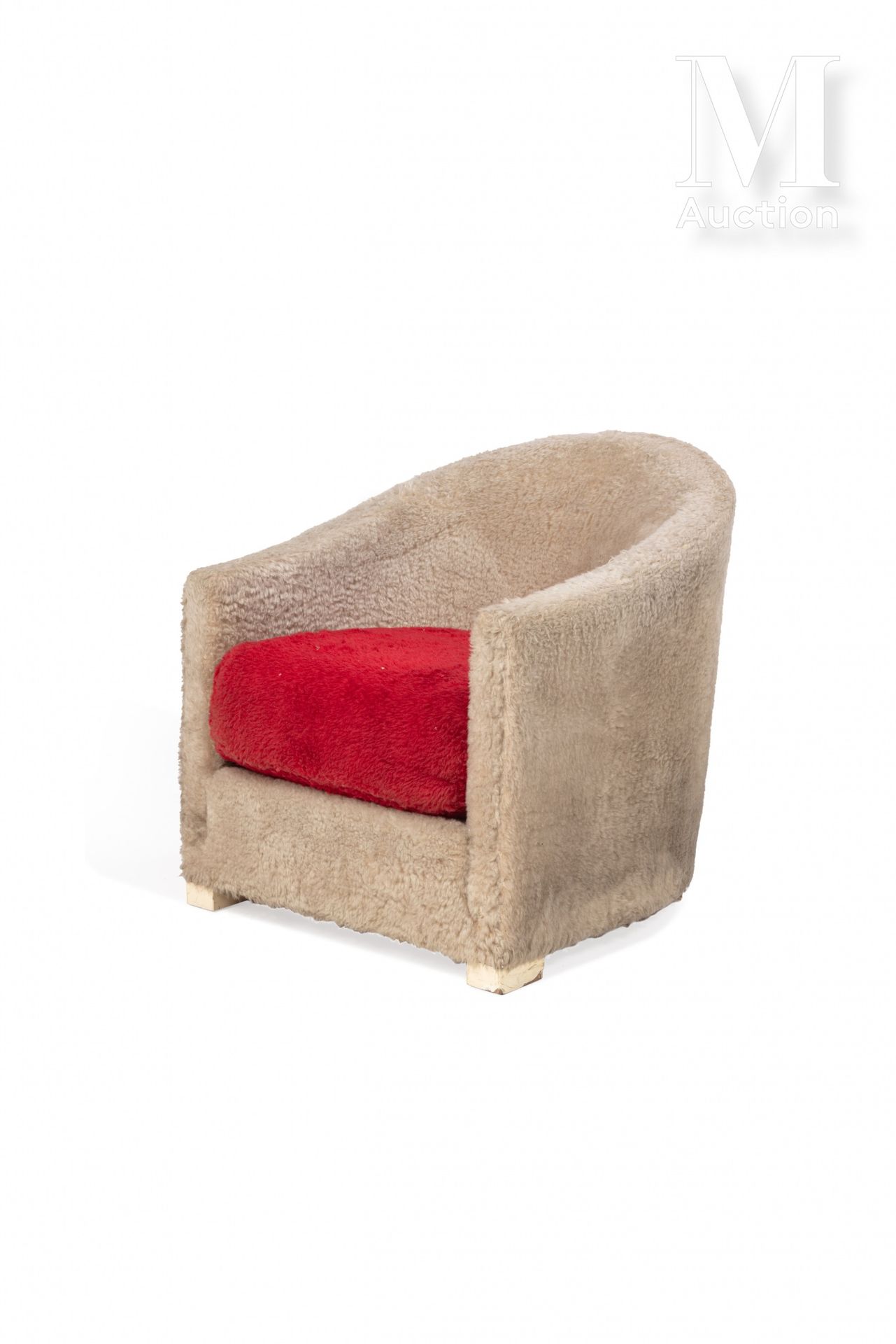 TRAVAIL ART DECO 装饰艺术作品

篮子形状的扶手椅，木质结构上覆盖着白色和红色的织物，并有电木贴面的底座。

67 x 52 x 66,5 cm&hellip;