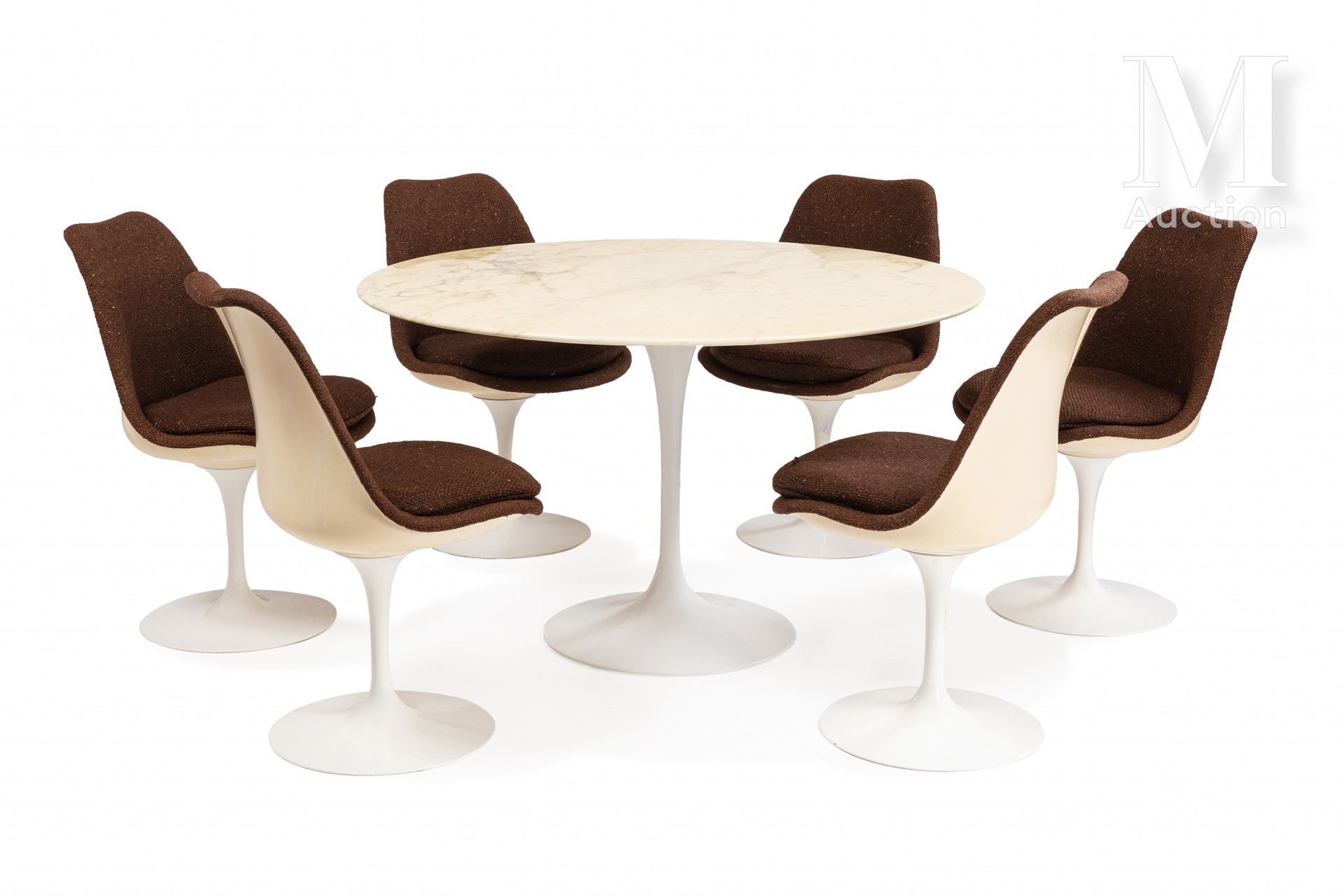 Eero Saarinen (1910-1961) 餐厅套装包括一个白色漆面的铸铝郁金香腿的桌子，带有白色清漆的大理石圆形桌面和一套六把椅子，上面有棕色的织物覆&hellip;