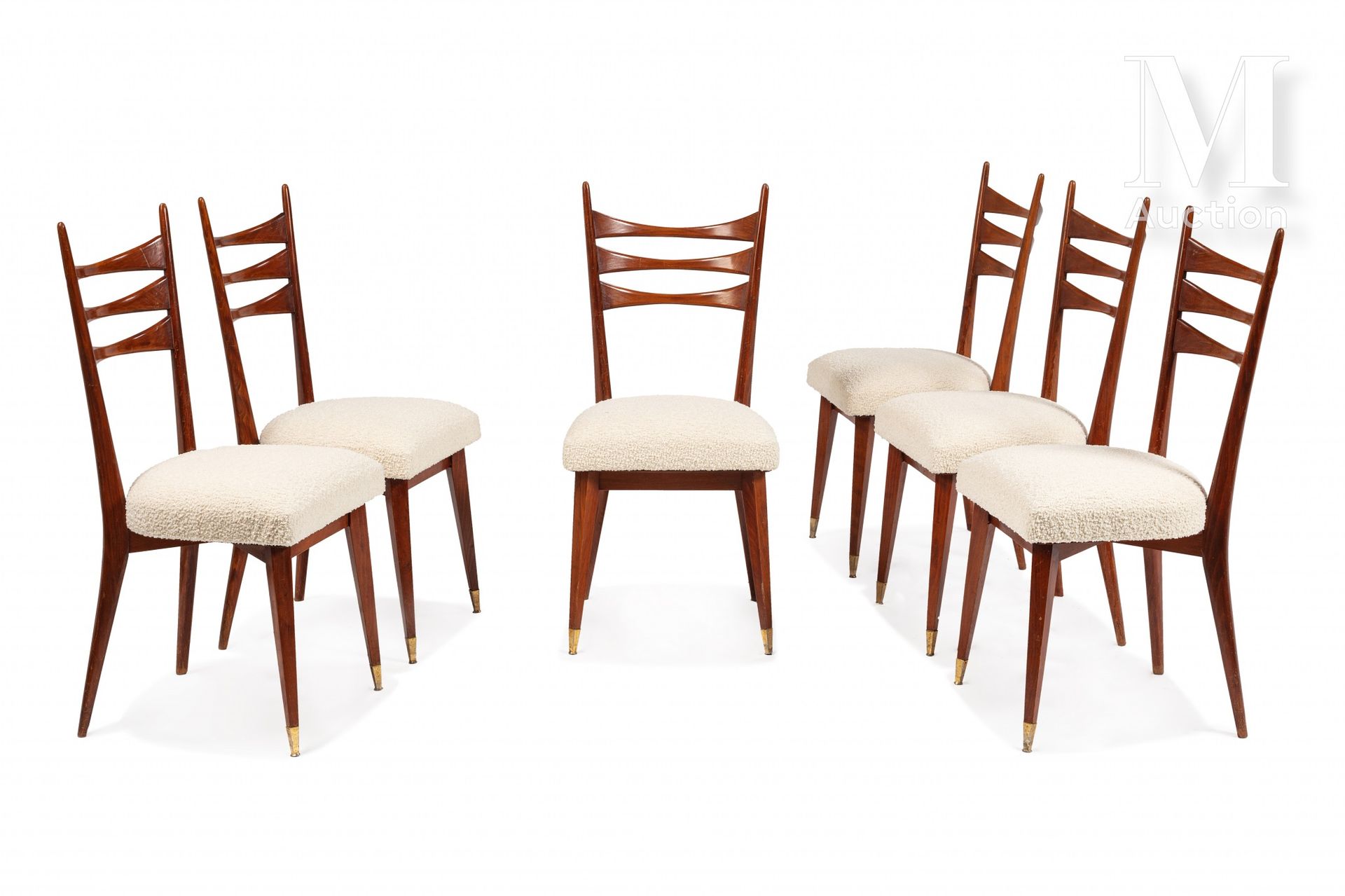 PAOLO BUFFA, attribué à 一套六把雕刻着色的山毛榉木椅子，有镂空的椅背和白色织物软垫的座椅。

异形腿，前面有镀金的铜鞋。

95 x 4&hellip;