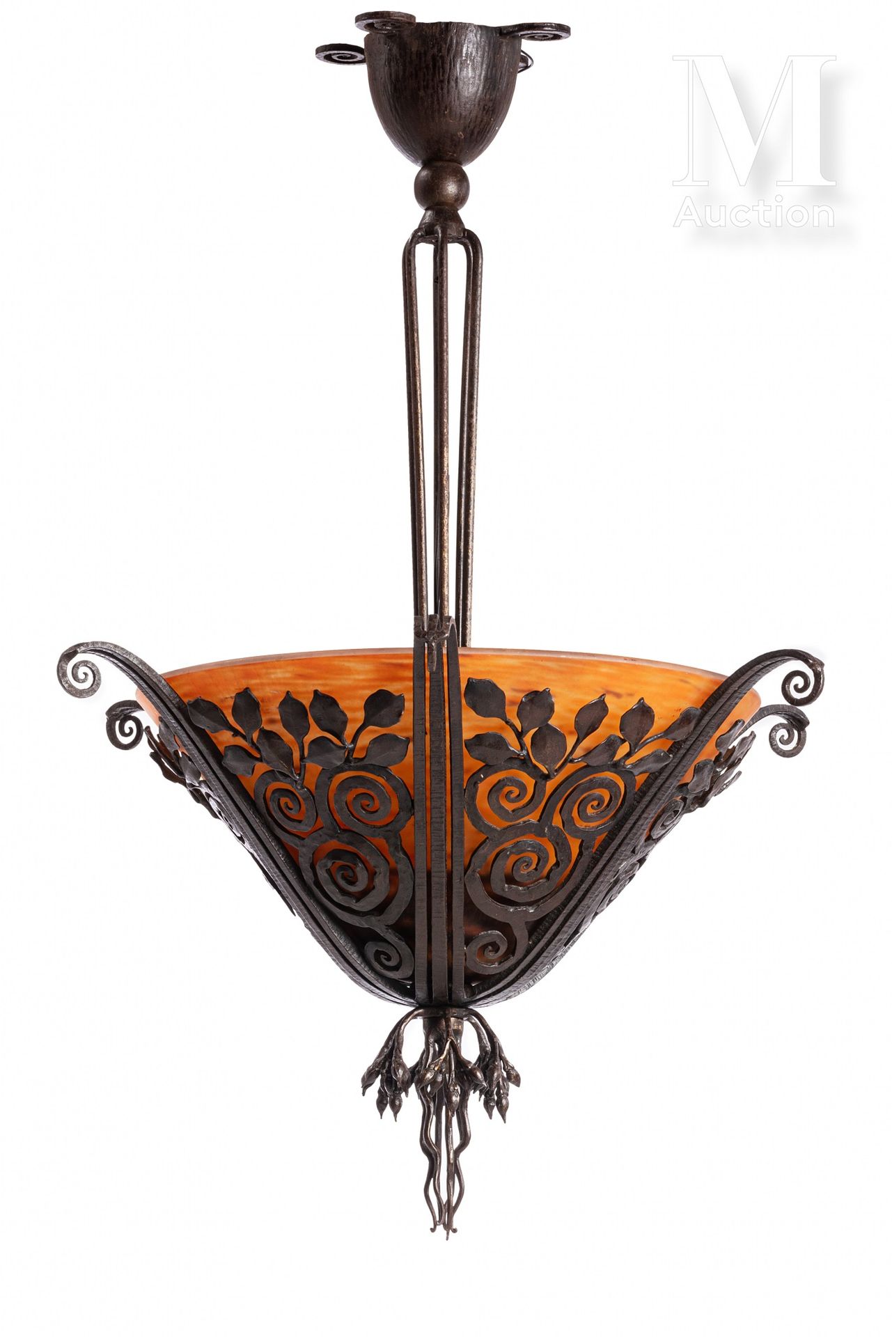 EDGAR BRANDT (1880-1960) 一盏经过淬火处理的锻铁吊灯，有卷轴和风格化的植物图案，围绕着一个圆锥形的阴影橙色玻璃碗。

印有 "E.Bra&hellip;