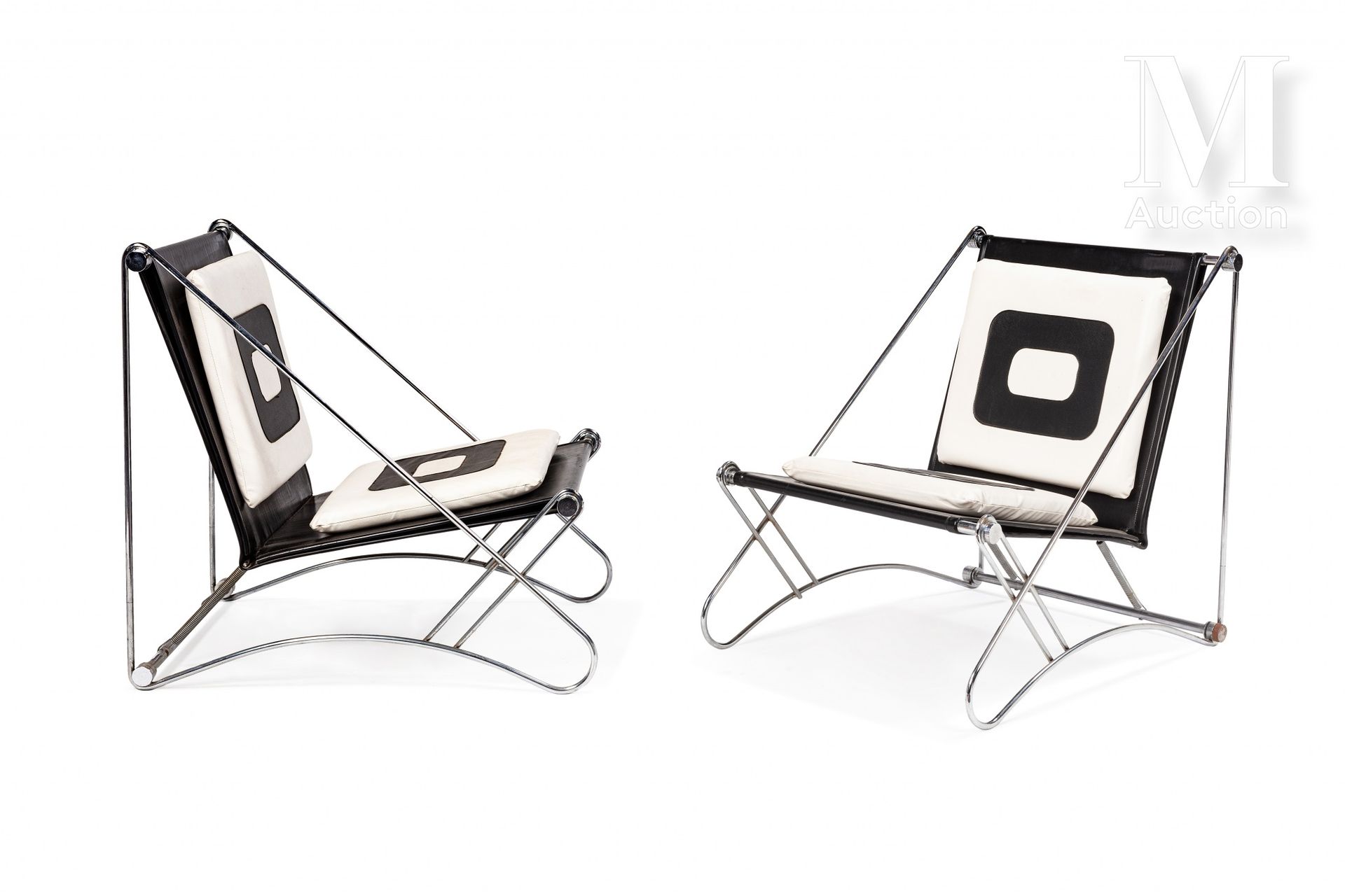 Odile MIR (1926) 一对扶手椅，镀铬钢管结构，黑色皮革靠背和座椅，黑白色仿制坐垫。

为Prisunic提供的Editions Delmas。

&hellip;