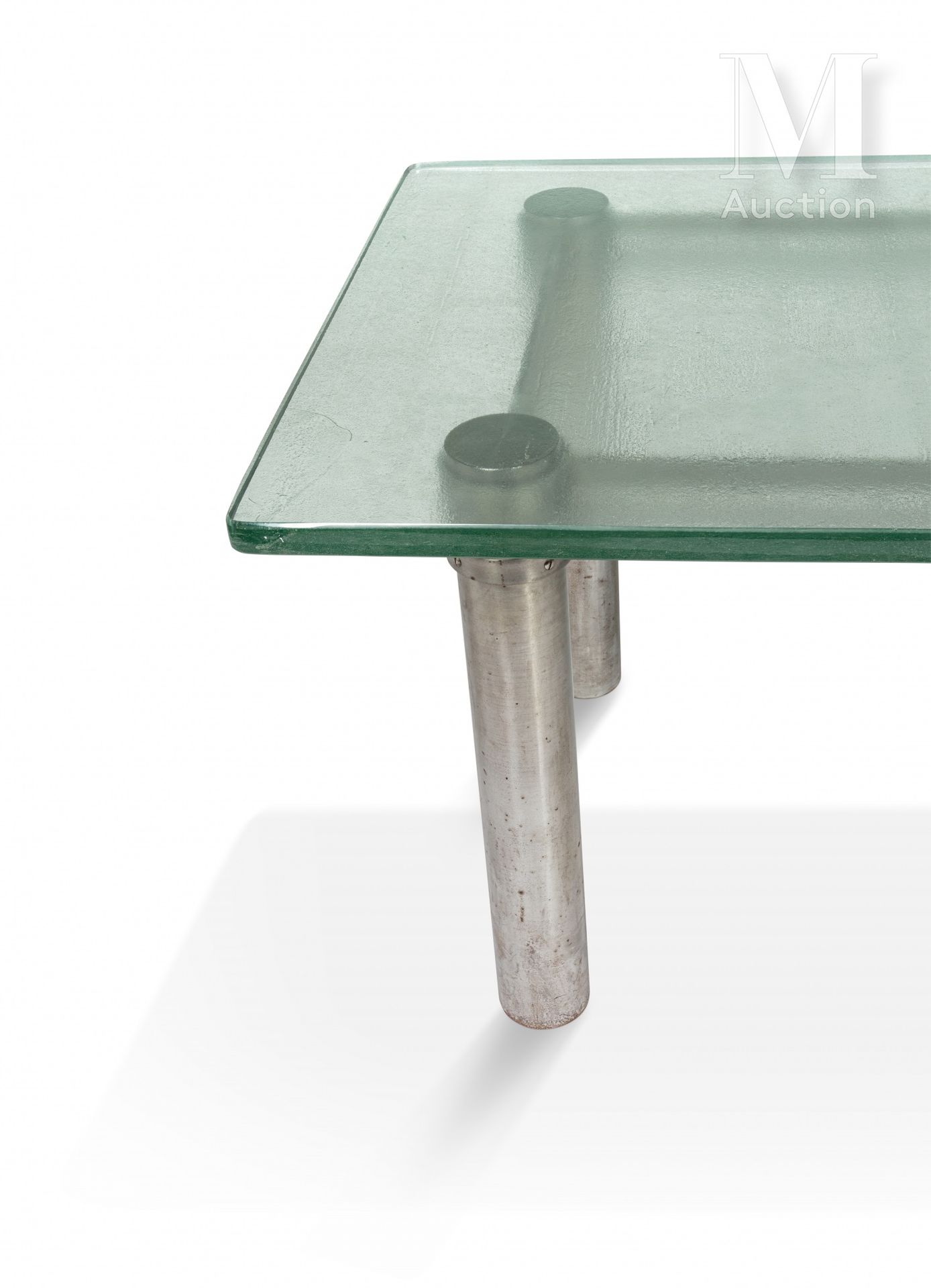 TRAVAIL MODERNISTE 桌子采用镀铬钢结构，有四根管状立柱，由平板条连接。

顶部为厚玻璃板。



现代主义作品

一张镀铬金属和厚玻璃的桌子。&hellip;