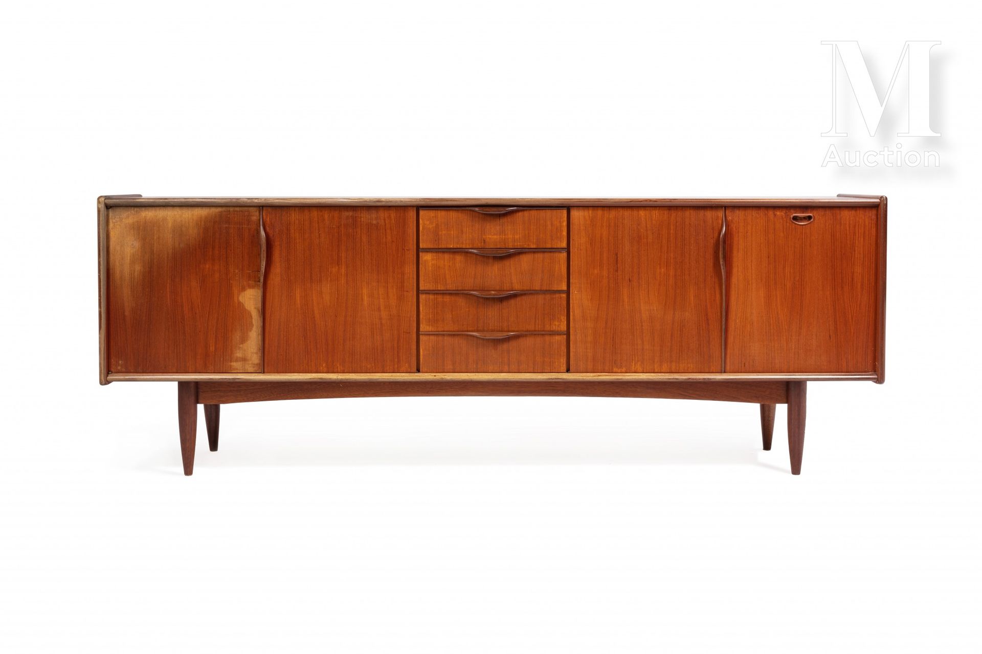 JOHANNES ANDERSEN (1903-1997) 实心柚木和单板餐具柜，开有三扇门，四个抽屉和一个挡板。

四条锥形腿。

88 x 240 x 38&hellip;