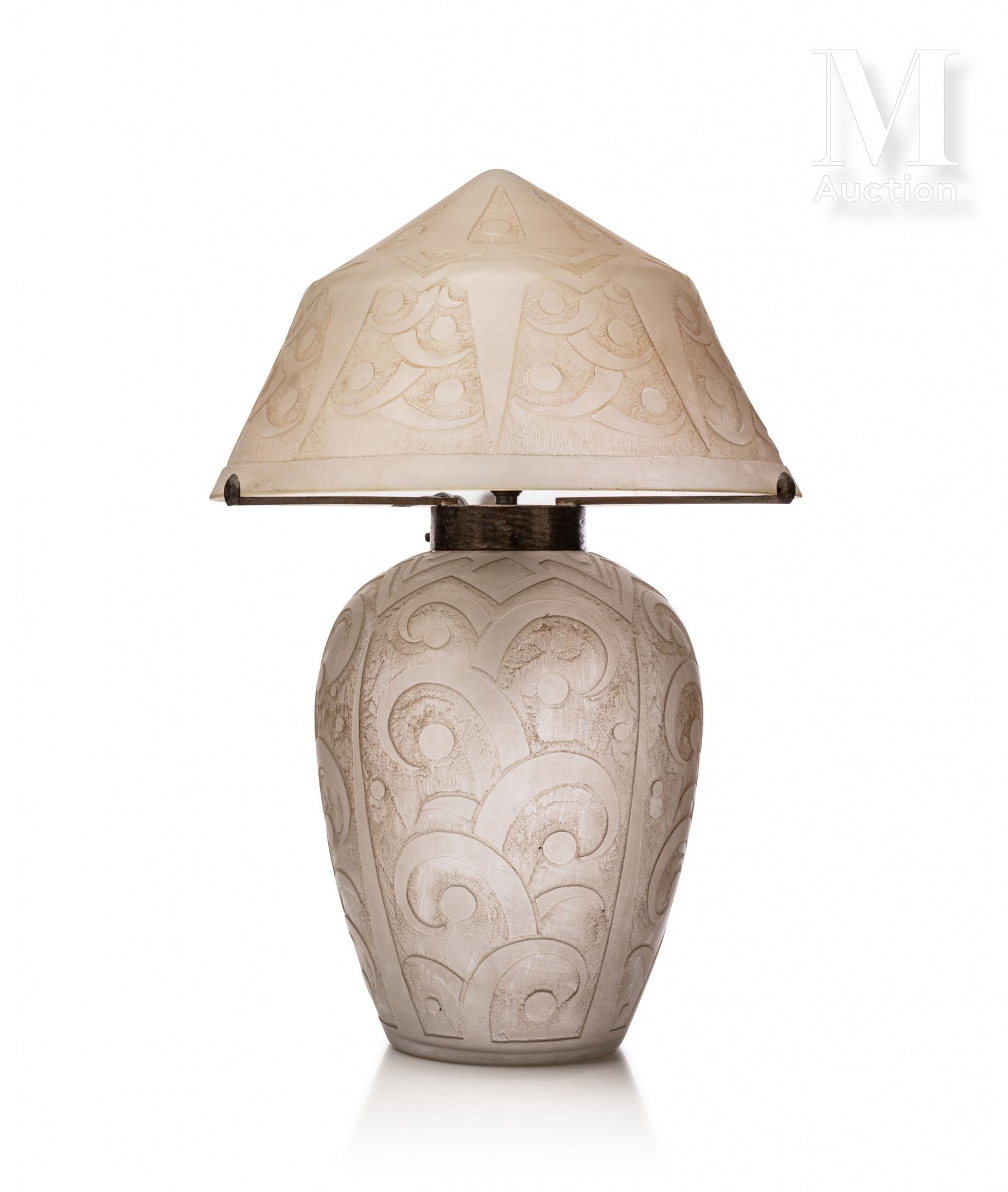 DAUM - Nancy FRANCE Circa 1930

Lampe en verre massif à décor gravé en profonde &hellip;