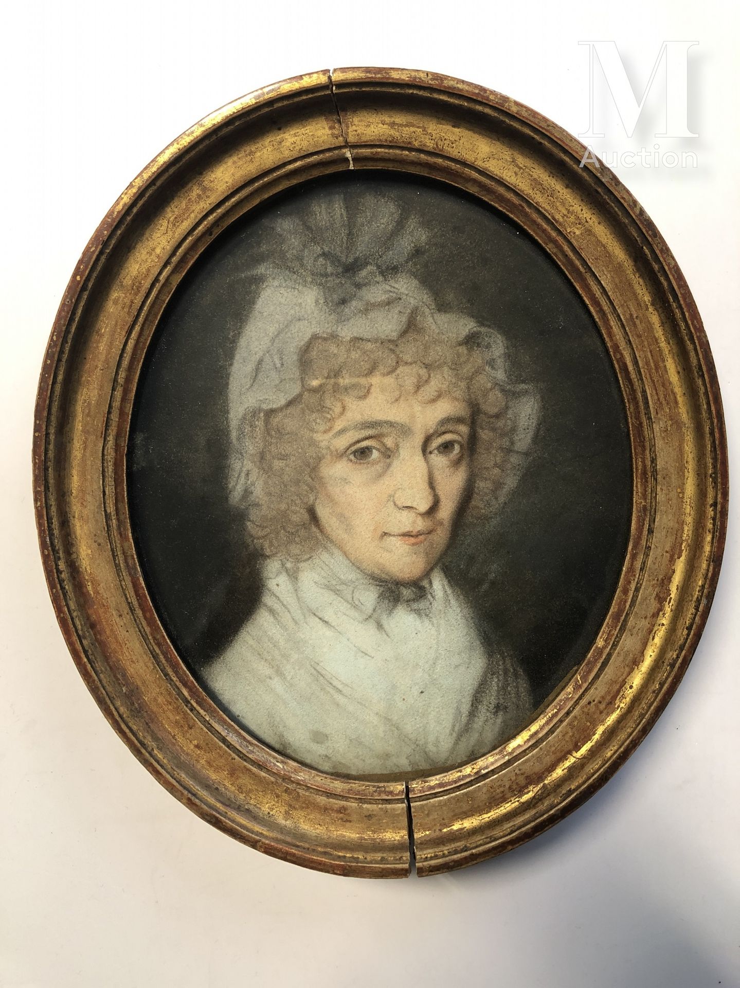 Ecole Française du XVIIIème siècle 戴白帽的女人的画像

椭圆形视图的粉彩画

17 x 15厘米