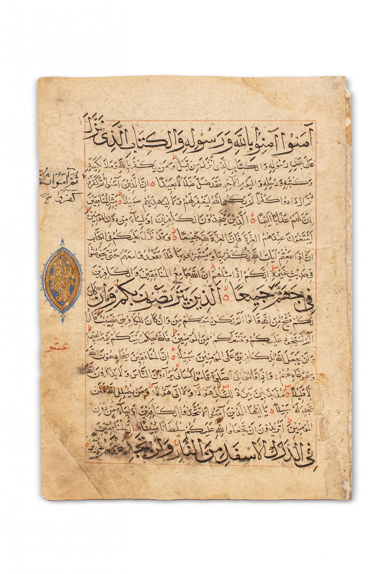 Folio de Coran 在3行 "thuluth "之间的17行 "naskh "中用黑色墨水书写的大对开书法，有照明和边注，红线为jadval。该文本包&hellip;