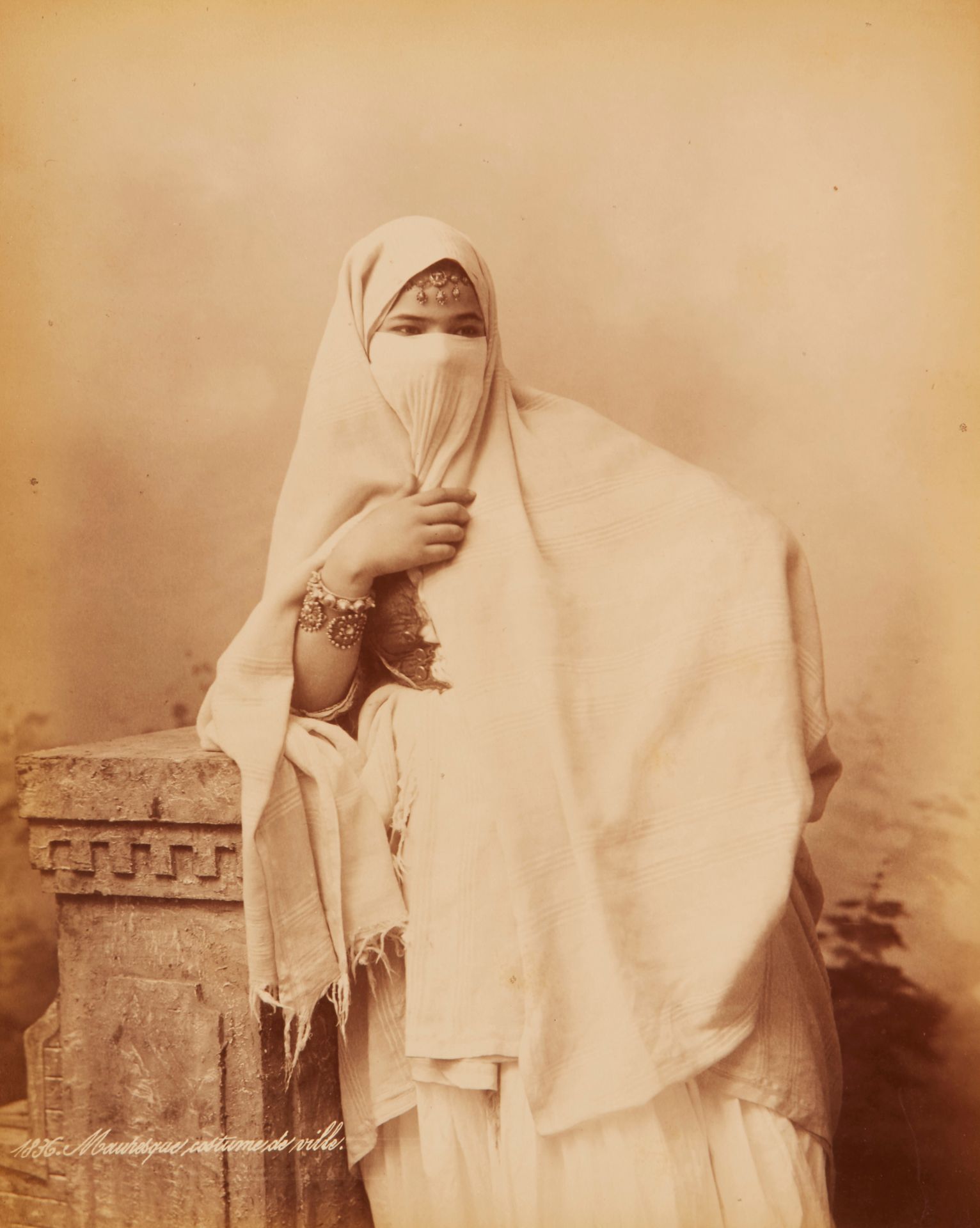 J. GEISER Phot. Souvenirs d'Algérie 关于阿尔及利亚的18张照片的相册，粘贴在坚固的纸张上。红色半铬酸盐装订，金色标题。从Mo&hellip;