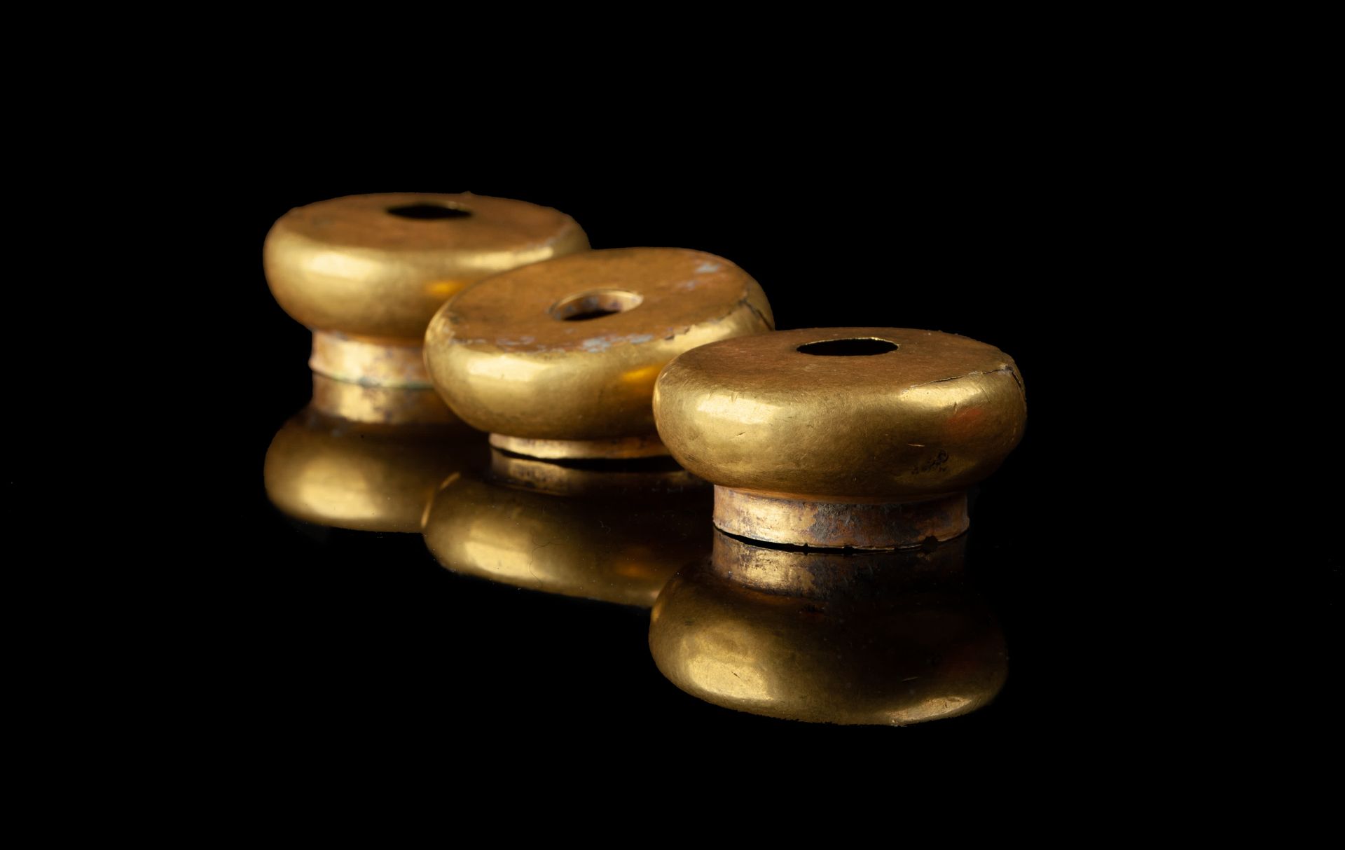 *Trois ornements circulaires 
具有平衡的比例。

金巴亚，哥伦比亚，公元200年至1500年 

切割、锤炼和组装的黄金 

直径&hellip;