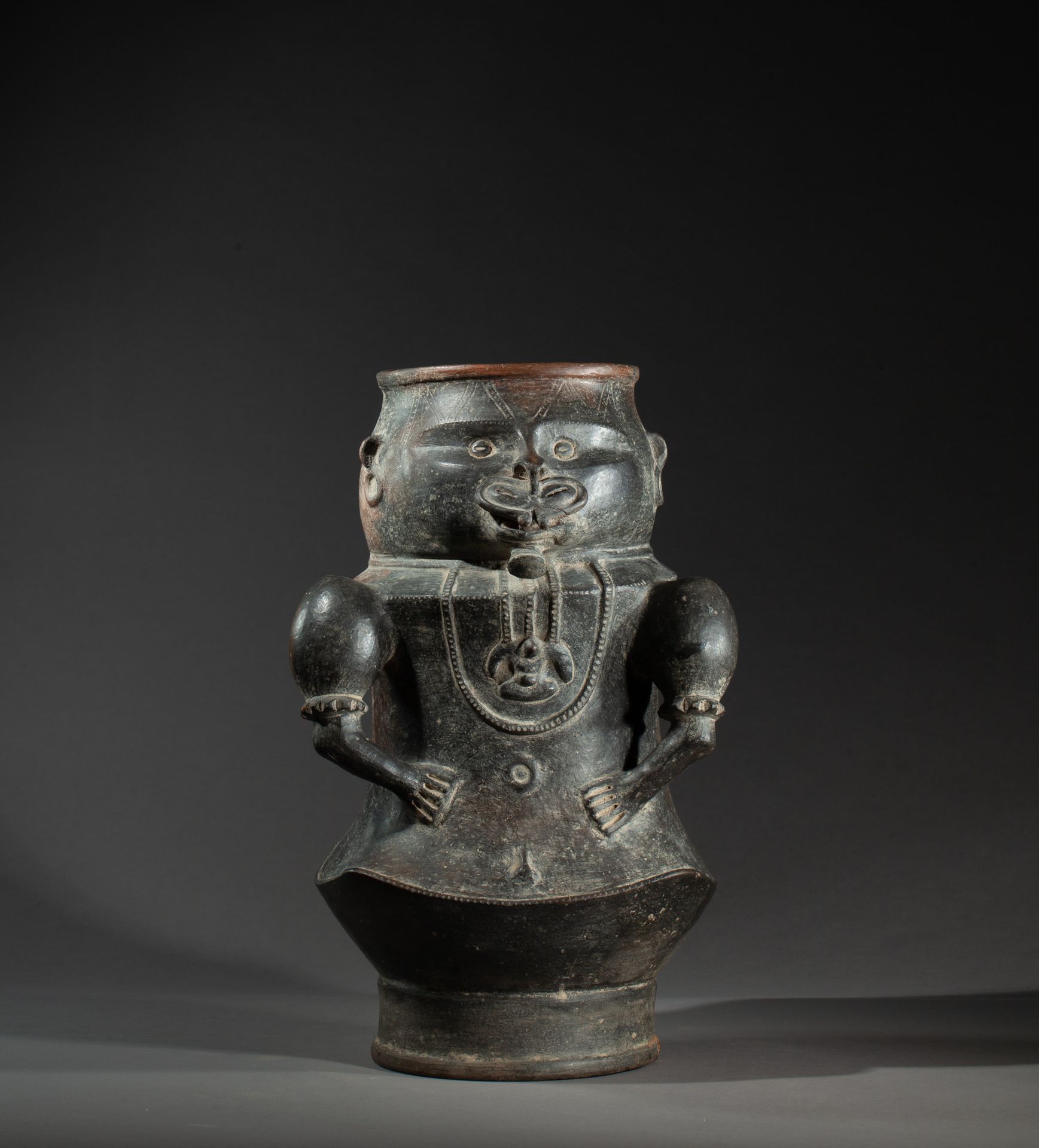 *Vase Modelled bust of a chief, the arms with powerful muscles, the face decorat&hellip;