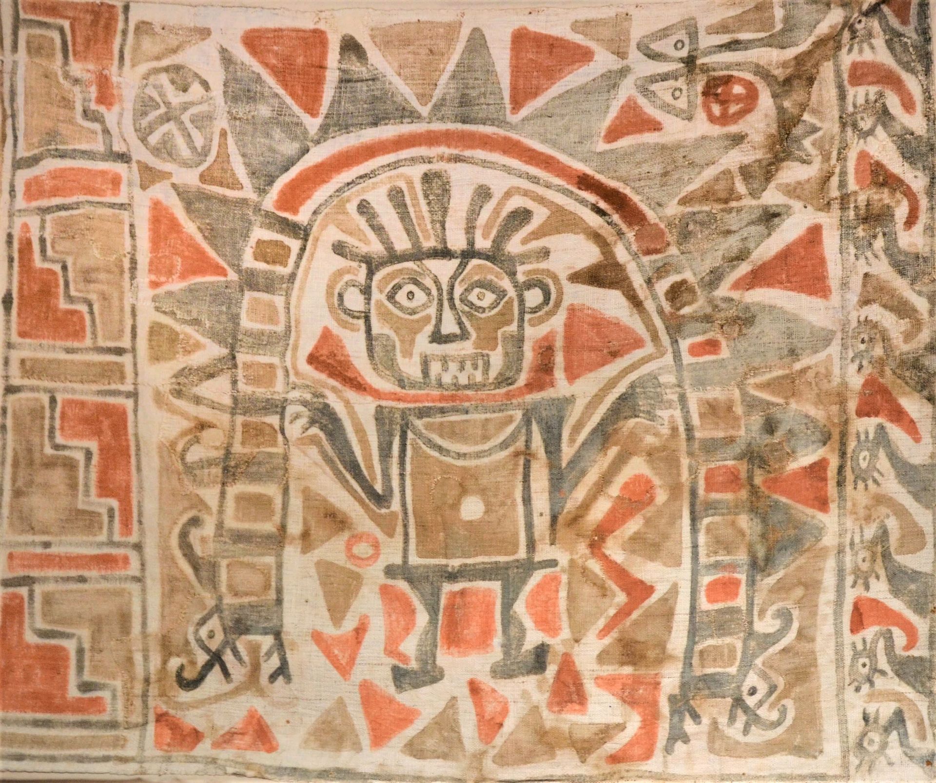 Important panneau de tissu 模板上的人物、装饰图案和风格化的动物

Chancay，Ancon Necropolis，秘鲁，公元900&hellip;