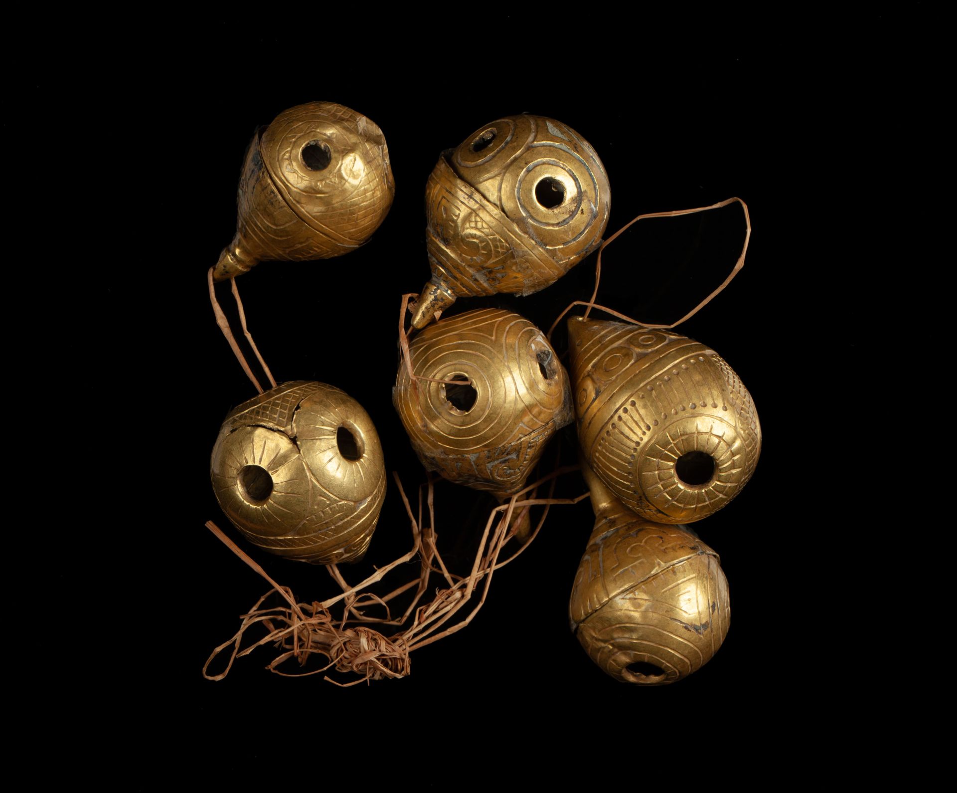 *Ensemble de six pendentifs 
以水滴的形式，装饰着象征性的图案 

切割、锤炼和组装的黄金。

哥伦比亚中考卡省，公元100至130&hellip;