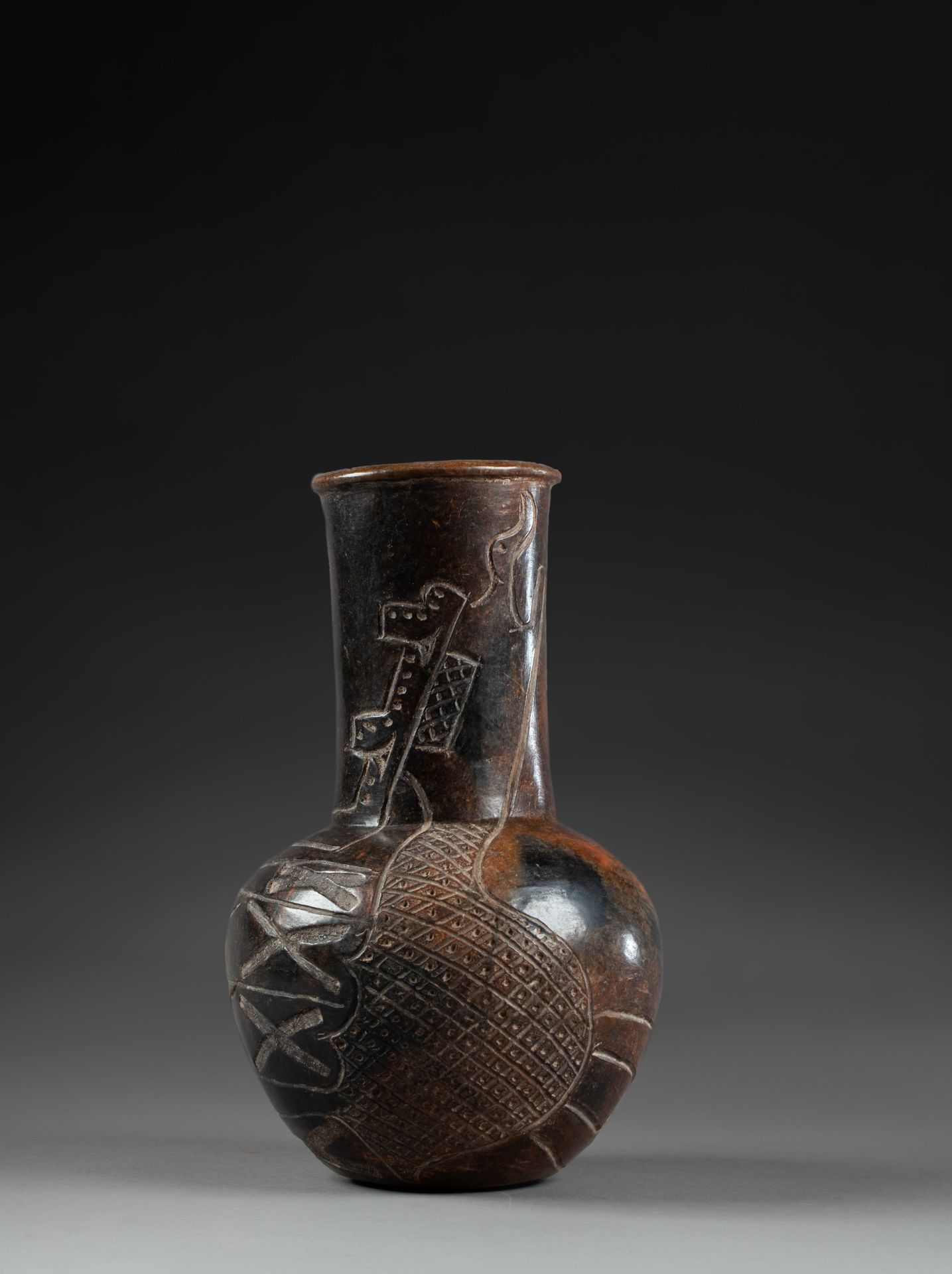 *Vase à long col cylindrique 
È inciso con una decorazione che evoca una divinit&hellip;