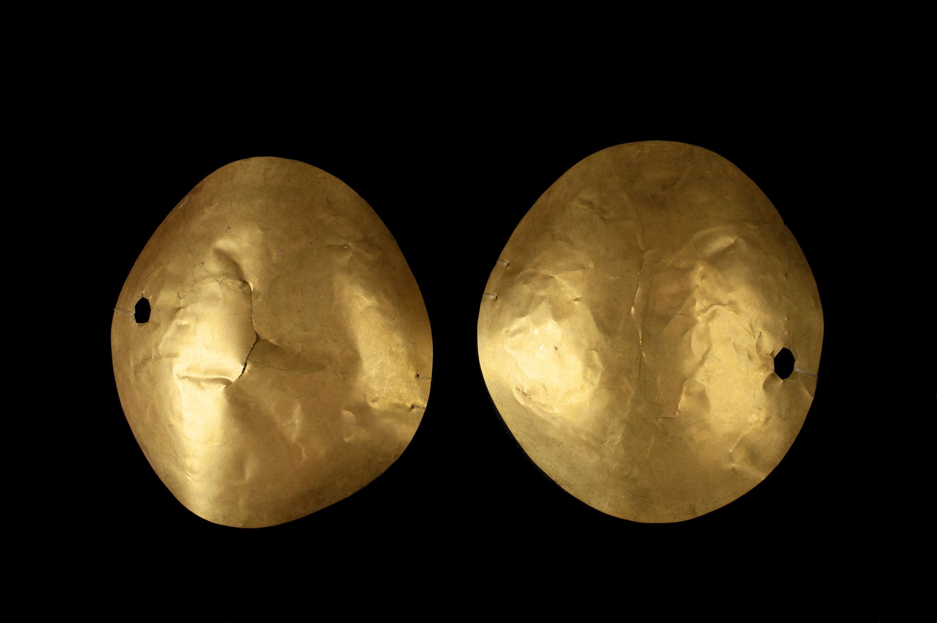 *Paire d’ornements d’articulation d’avant-bras 
黄金，切割和锤击。

卡利马，哥伦比亚，公元前100年至公元50&hellip;