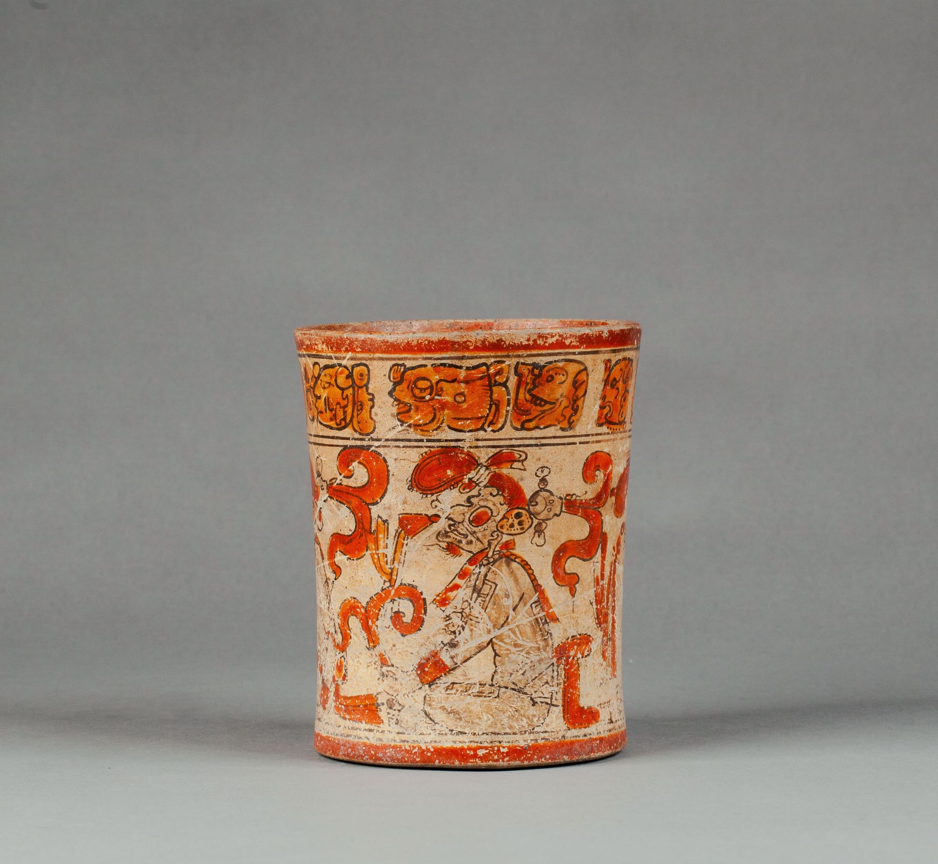 *Vase cérémoniel Codex 
边缘略微外翻，代表四个神灵，他们被认为是创造世界的起源。这四个人物被描绘成侧面，坐成一排，他们的手臂和大腿上都有&hellip;