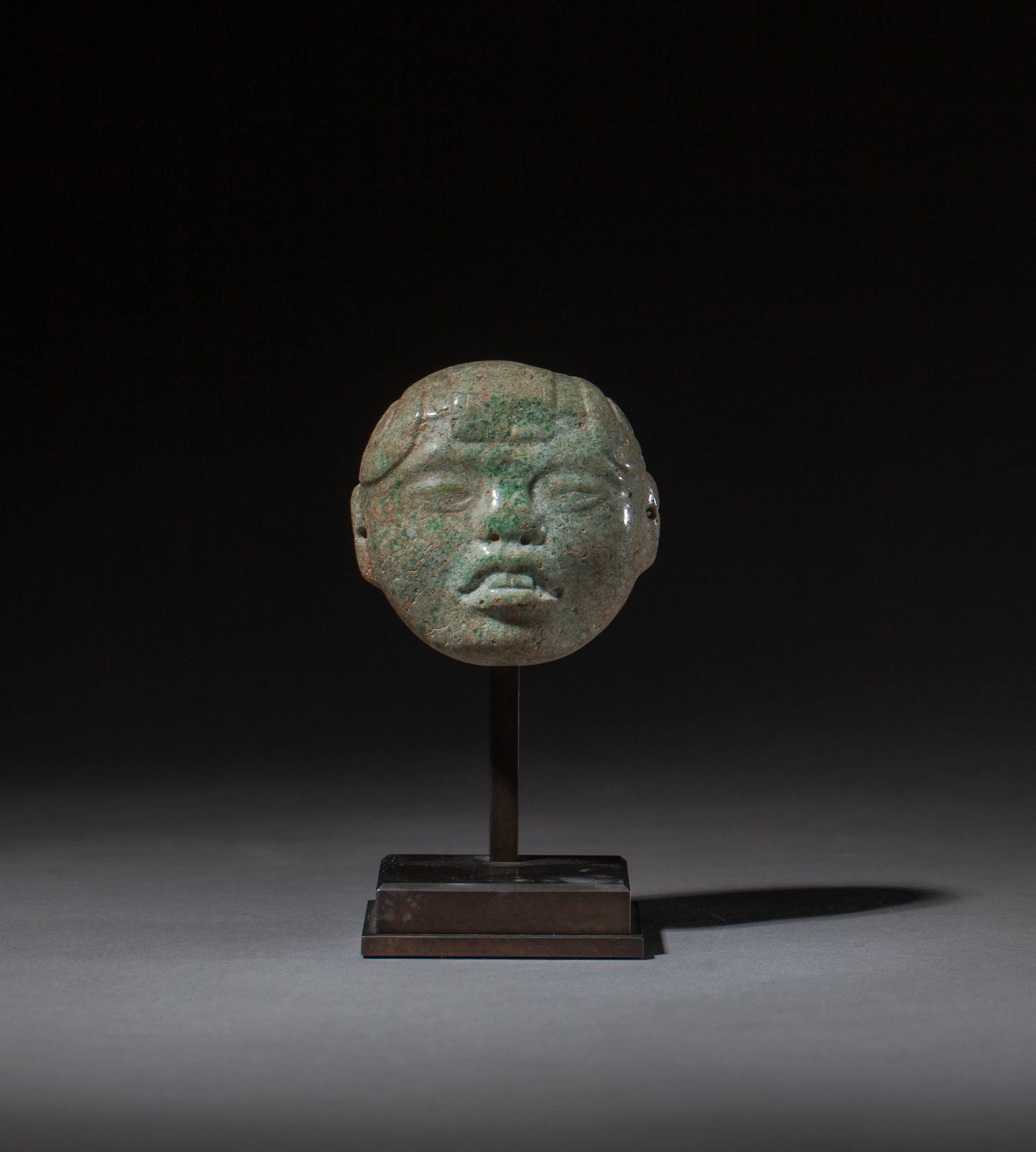 Pendentif 
representing a human face. The head of this character is round. Three&hellip;