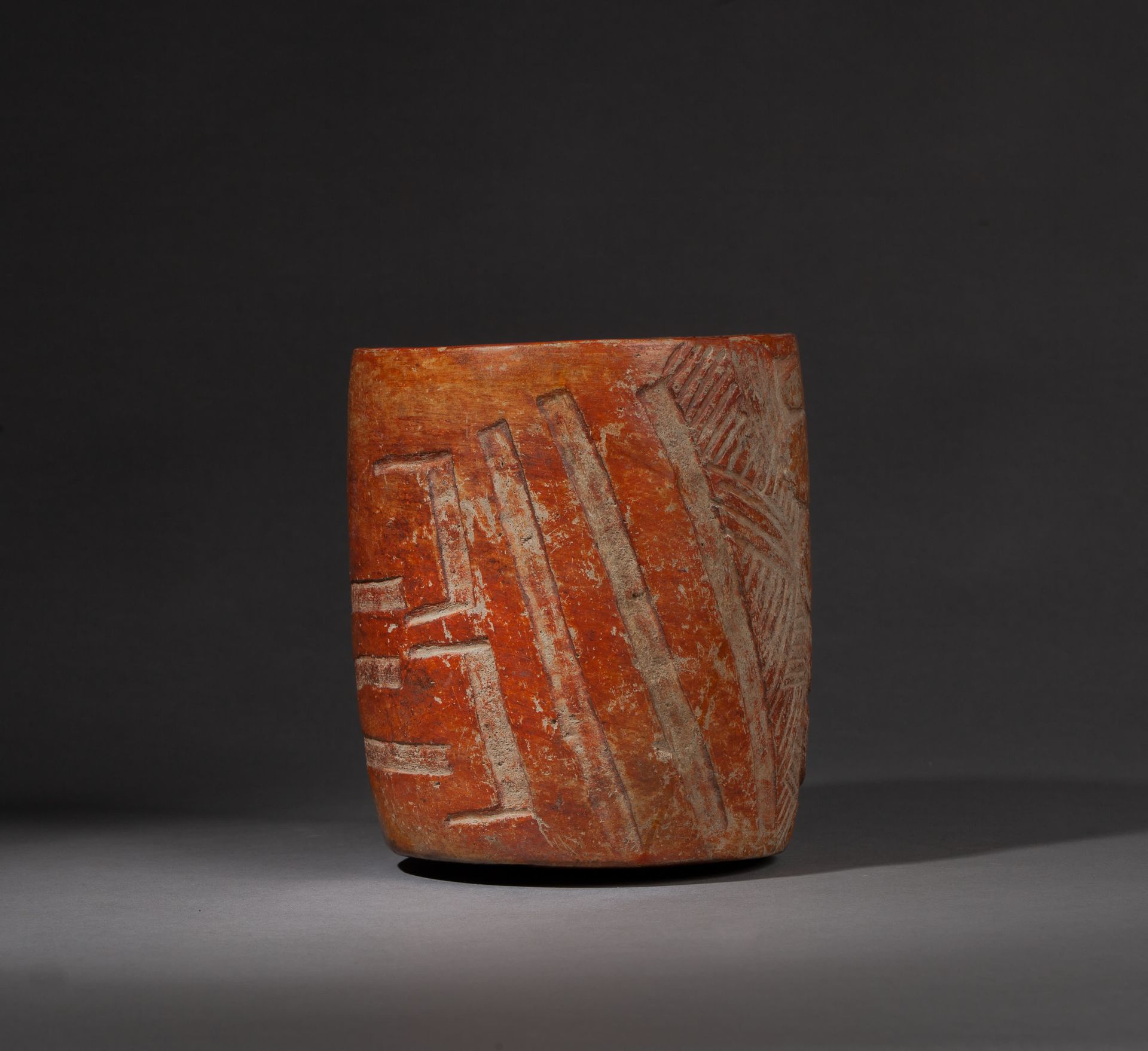 *Vase cylindrique 
con motivos geométricos incisos que evocan los atributos del &hellip;