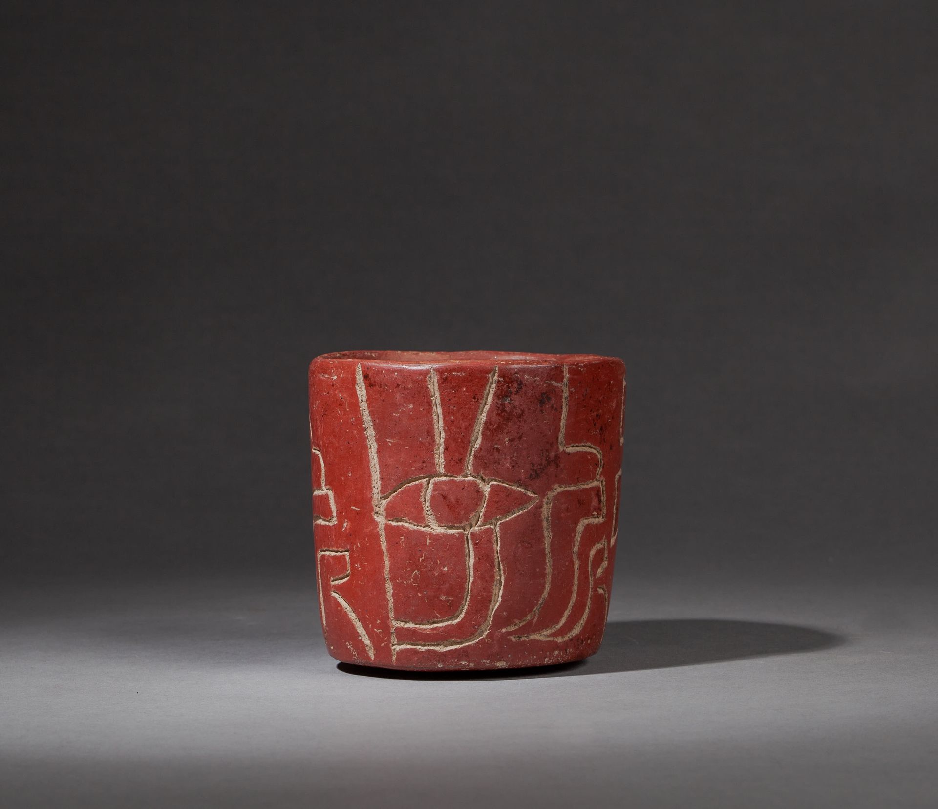 *Vase cylindrique 
con tre facce di profilo. Rappresenta il dio Uomo-Giaguaro di&hellip;