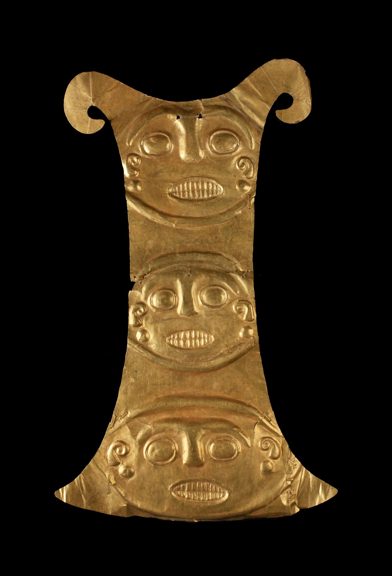 *Magnifique pectoral de cérémonie 
three shaman heads, with hieratic expressions&hellip;