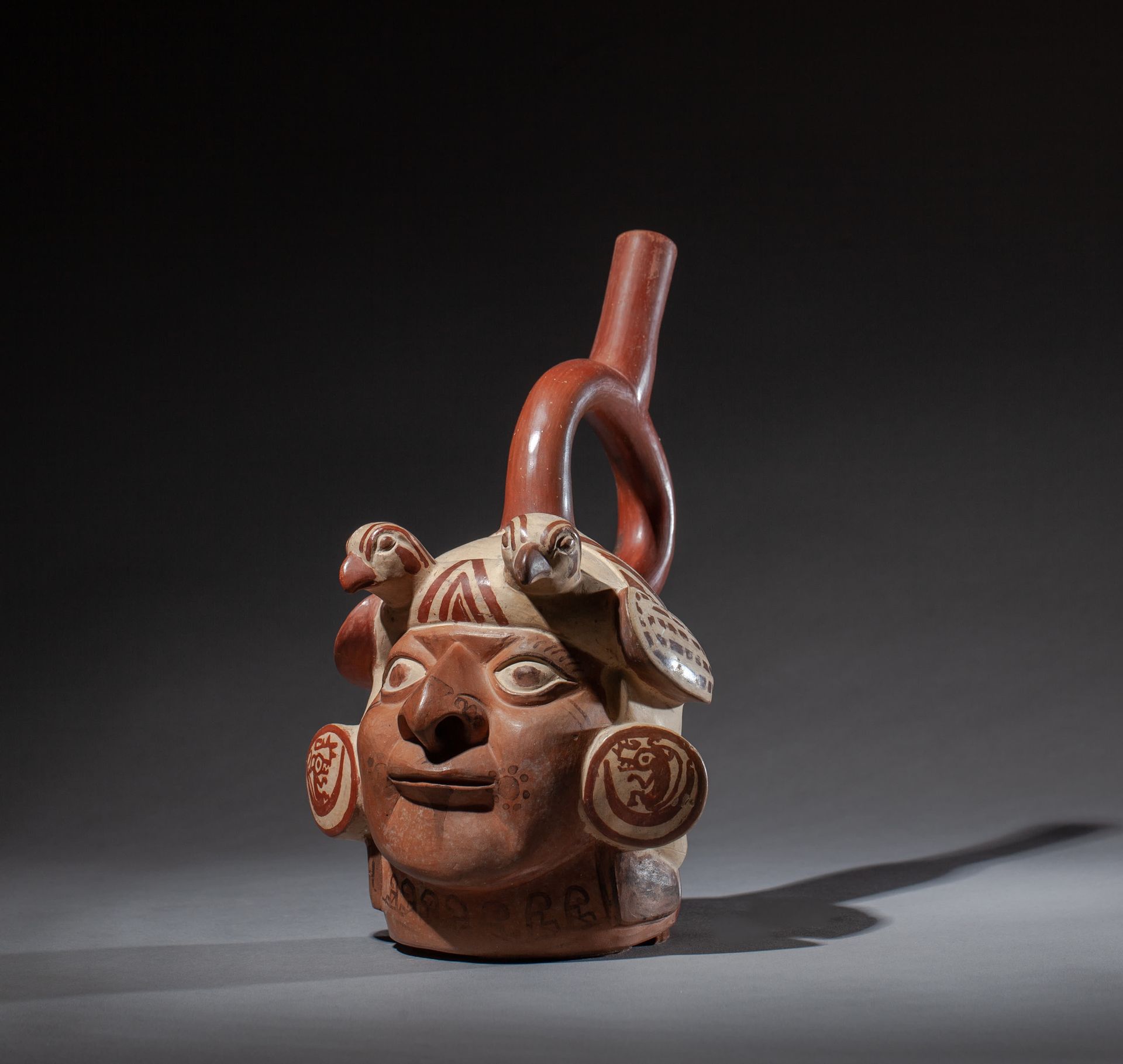 *Vase portrait de dignitaire 
The face is surmounted by a headdress representing&hellip;