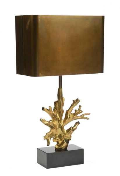 Null 查尔斯之家。描写珊瑚的鎏金铜灯放置在黑色大理石底座上，长方形的鎏金黄铜灯罩。署名 "法国制造查尔斯"。总高度：58厘米。(灯罩的螺母不见了，大理石上有&hellip;
