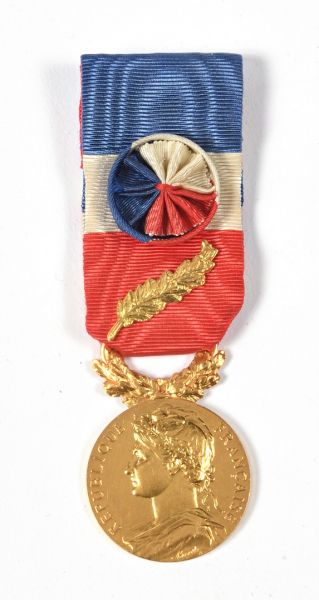 Null 工作荣誉奖章。金质模块（35年），有玫瑰花和手掌。黄金750/00，标记为 "3"。纪念章本身的重量：14克。罚款。