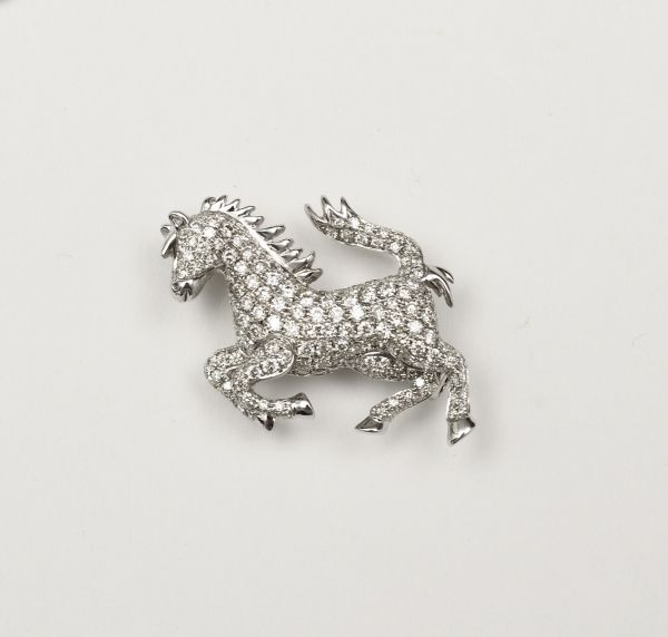 Null 代表一匹奔腾的马的白金胸针，镶嵌着钻石。国外工作。毛重：4,9 grs.