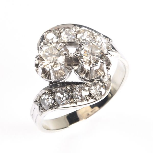 Null 铂金和白金材质的 "你和我 "戒指，分别镶嵌了两颗现代切割钻石和四颗钻石。毛重：5.5 grs。