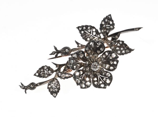 Null 一枚金银 "颤动 "胸针，其特点是花枝上全部镶嵌着亮片，在花蕊中心有一颗老式切割钻石。编号为3288。19世纪晚期。毛重：21.5克。