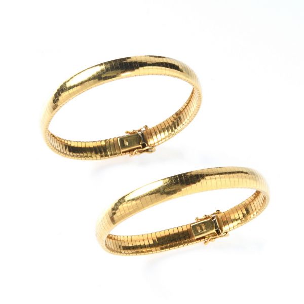 Null BRACELET in gold with flat flexible links. Weight : 26,5 grs.