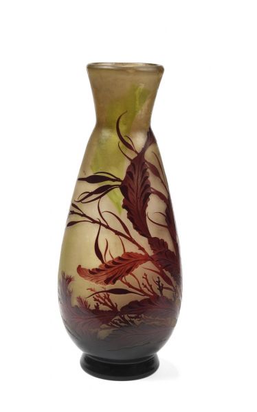 Null 埃米尔-加莱(1846-1904)，大型花瓶，由多层玻璃制成的长方形柱状物，带有珊瑚和海藻的水下装饰。签名：Gallé在酸蚀中。高度：40厘米。