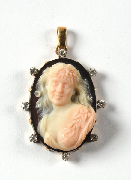 Null LARGE PENDANT set with a cameo in high relief on agate representing a smili&hellip;