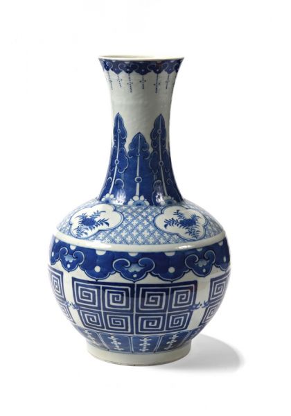 Null 中国，19世纪，清朝。瓷器花瓶呈柱状，圆形瓶身以钴蓝装饰，瓶身上有希腊和如意纹，肩部有刻花和造型叶。颈部饰有如意纹的浮雕。底座下有康熙六字款

高度：&hellip;