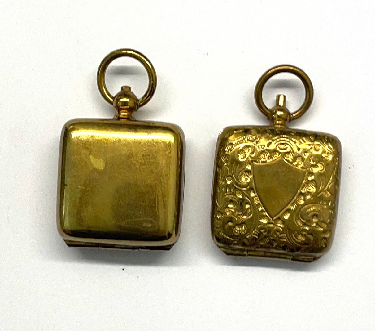 Null 路易斯的架子 -

一套两个方形的路易斯夹子，有一个隔间。用按钮打开

一个有光滑的装饰，另一个有盾牌的装饰

材质 : 鎏金金属

条件 : TB-&hellip;