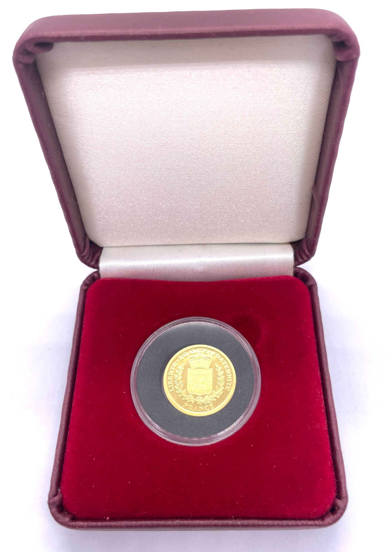 Null 代币 -

法国钱币公司

一枚14克拉的金质奖章，纪念解放65周年

答：玛丽安在凯旋门前的照片

R：法国国徽

重量：2,04克