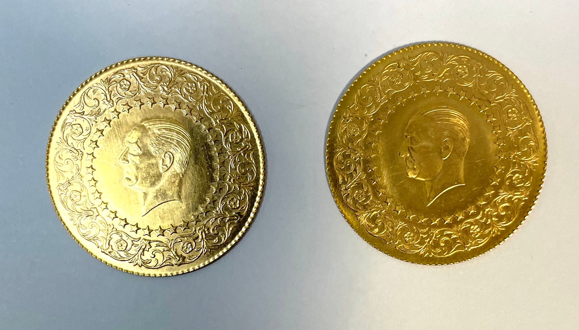 Null 土耳其 -

两枚100库鲁什硬币拍品

A: 左边是穆斯塔法-凯末尔-阿塔图尔克的头像，周围是花纹图案的楣板

R: 国家的名称是一个风格化的一字形&hellip;