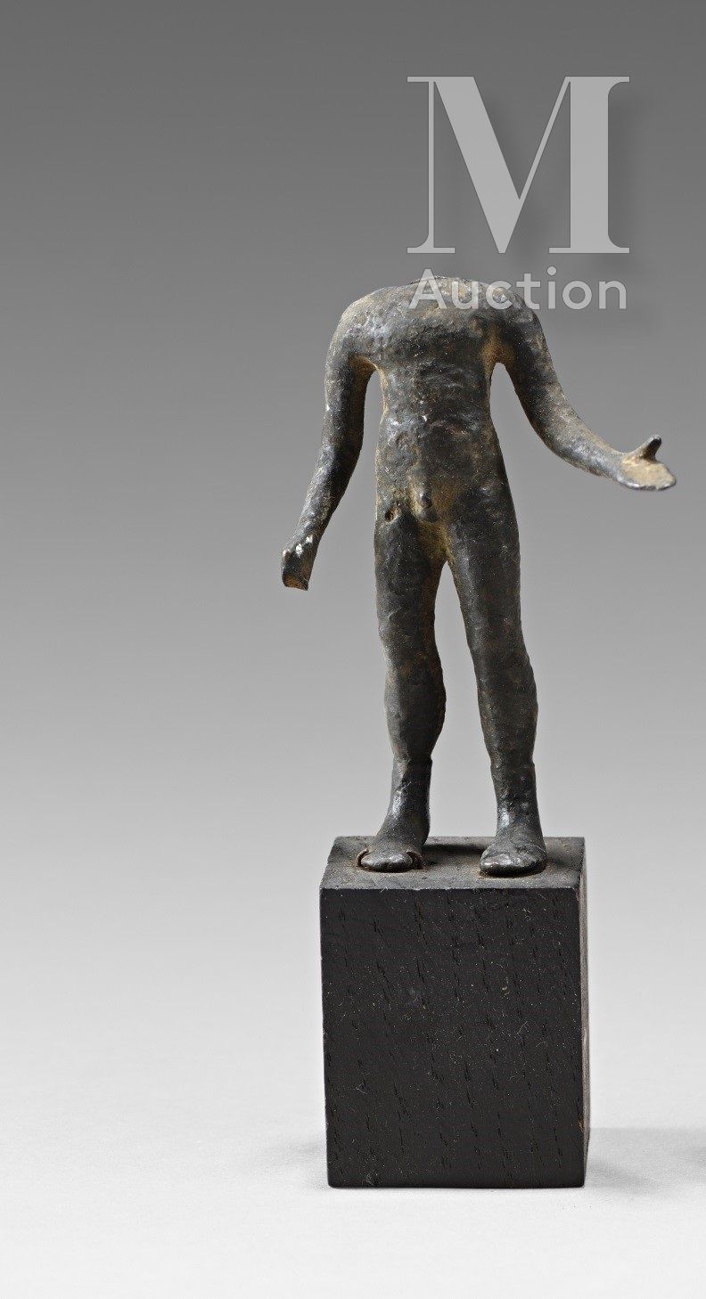 Figurine masculine nue, acéphale, les bras tendus vers l’avant. Podría ser la pa&hellip;