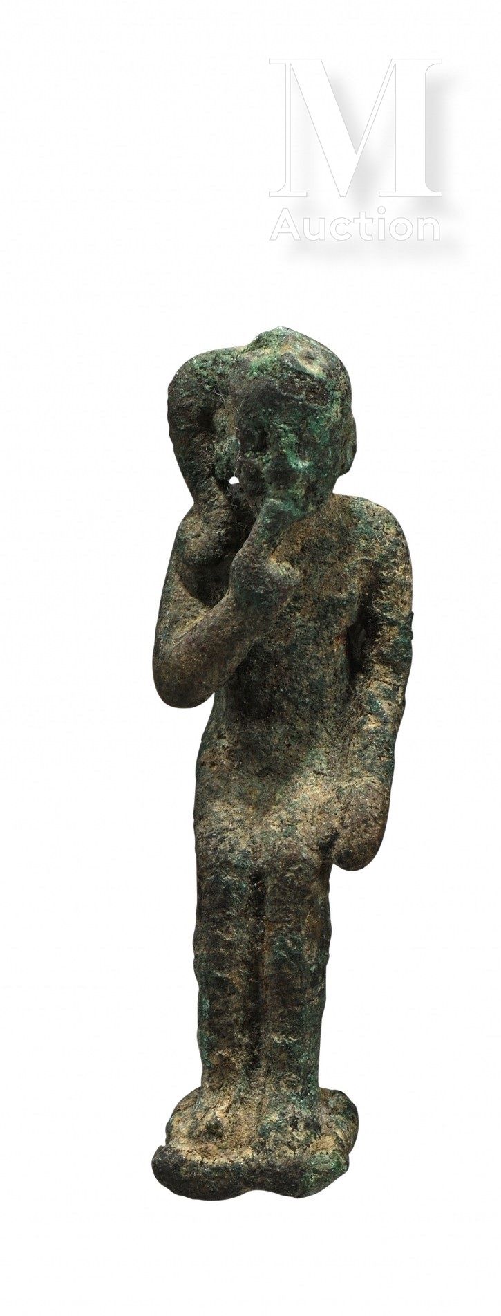 Statuette d’Harpocrate assis, l’index droit à la bouche 他赤身裸体，有着童年时的头发。

青铜器，有一层&hellip;