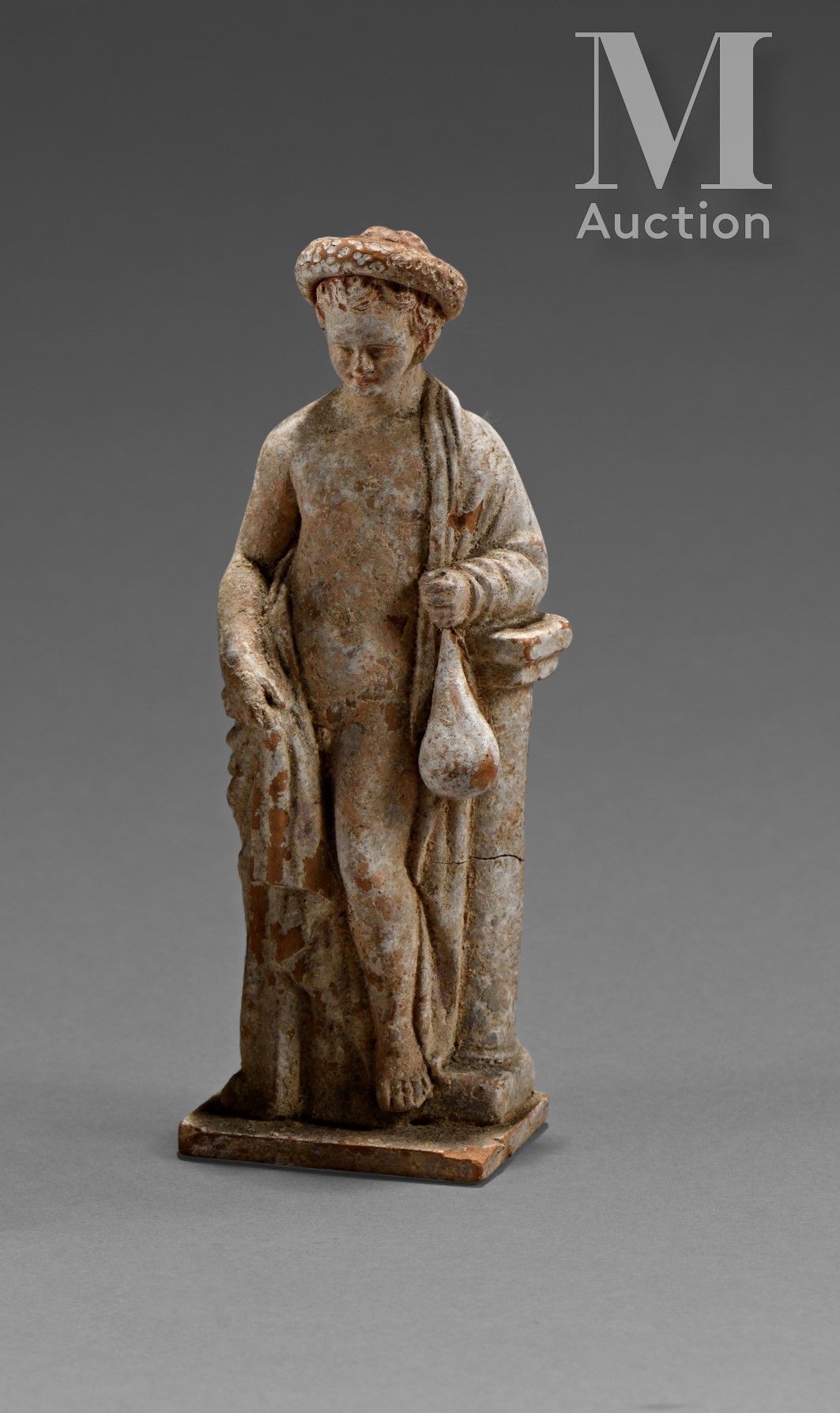 Figurine d’enfant à demi-nu, accoudé à une colonne. .他戴着王冠，拿着一个钱包。

赭石陶器，白色滑石和红色&hellip;
