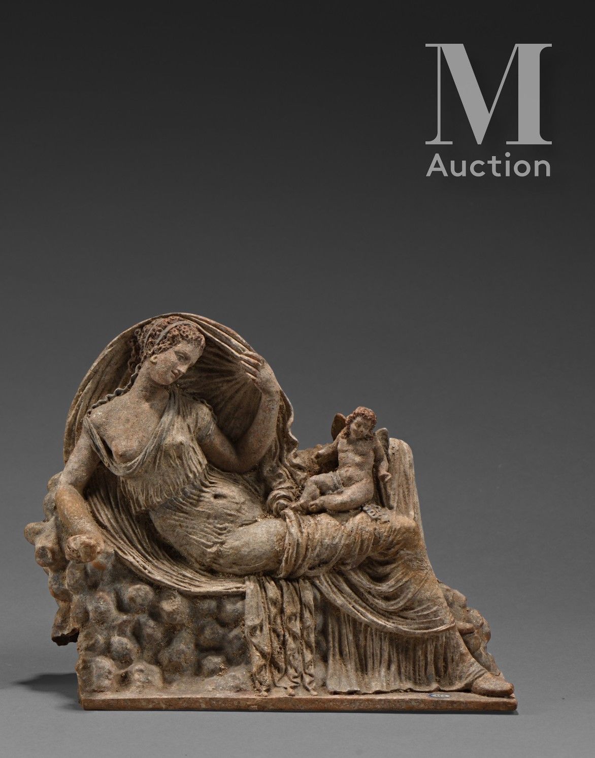 Importante statue représentant Vénus drapée, allongée sur un rocher, la main gau&hellip;
