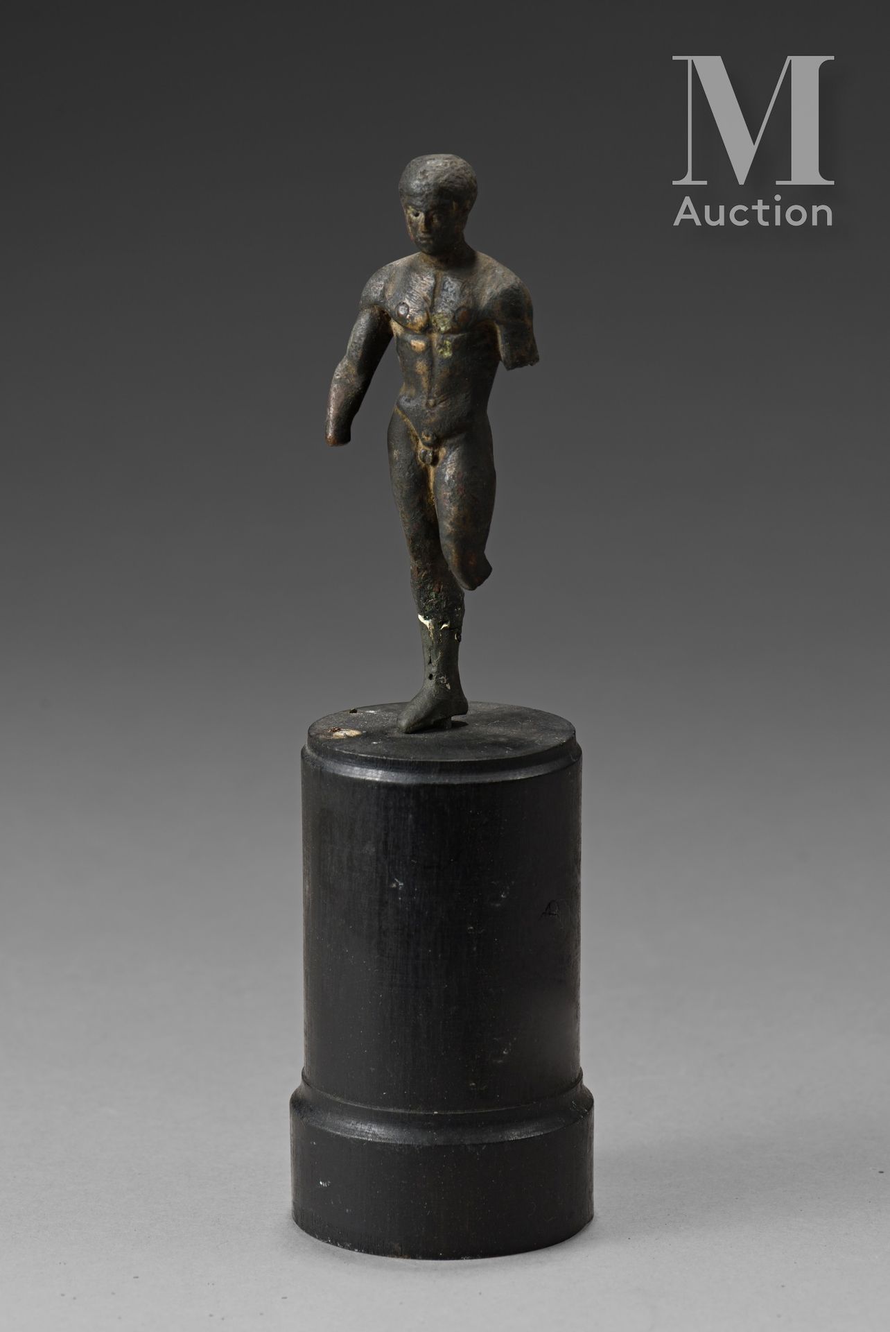 Statuette représentant un athlète nu. 肌肉组织非常发达。他是在轻微的contraposto praxis。

青铜，带有棕&hellip;