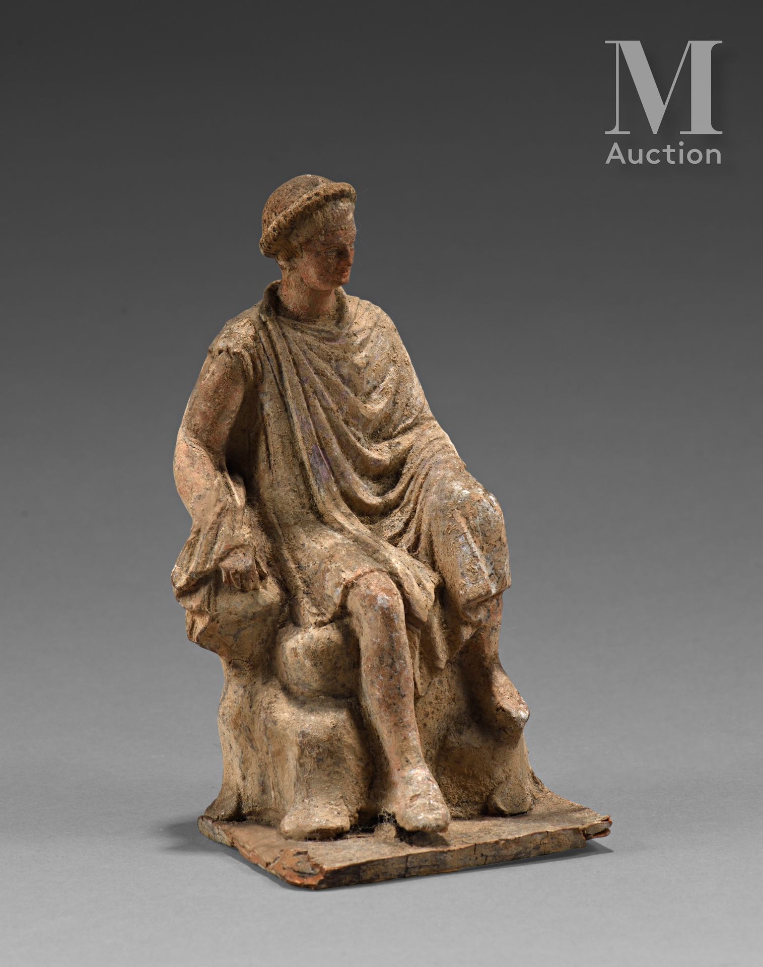 Homme vêtu d’une tunique courte, assis sur des rochers. Terracota beige con engo&hellip;