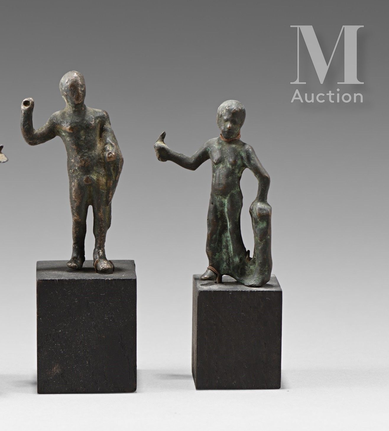 Lot de deux statuettes représentant des hommes nus, les bras droits levés. 青铜，带有&hellip;