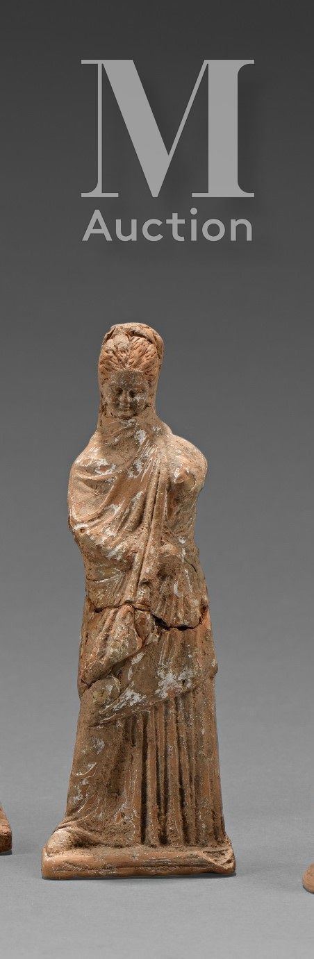Statuette péplophore debout. Beige terracotta, glued back.

Hellenistic style, 1&hellip;