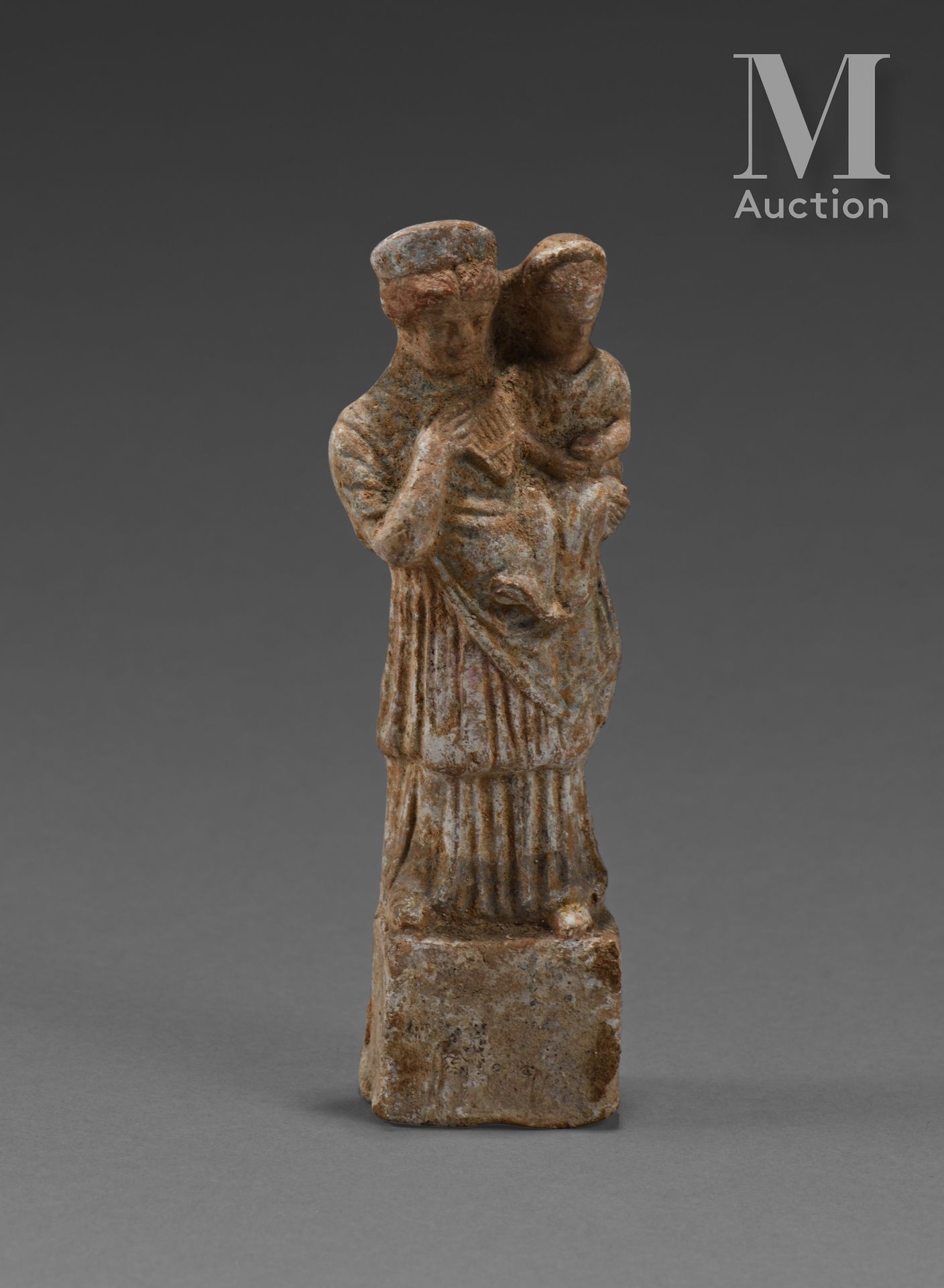 Figurine représentant une mère et son enfant. Die Mutter trägt ein Diadem und sp&hellip;