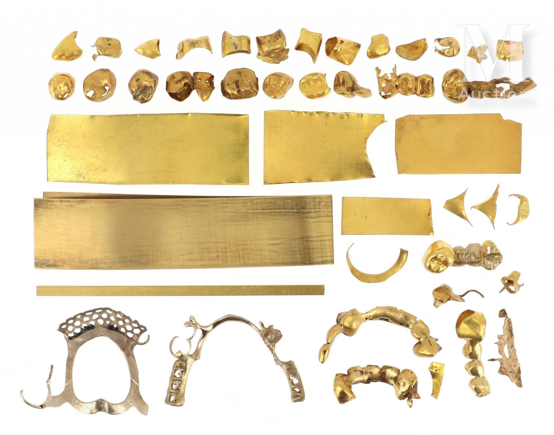 LOT DE DEBRIS 一批黄金和18K（750°/°）黄金和白金合金的碎片，包括板材、牙科黄金碎片、珠宝镶嵌残留物和杂物。

毛重：149.8克。

原样&hellip;