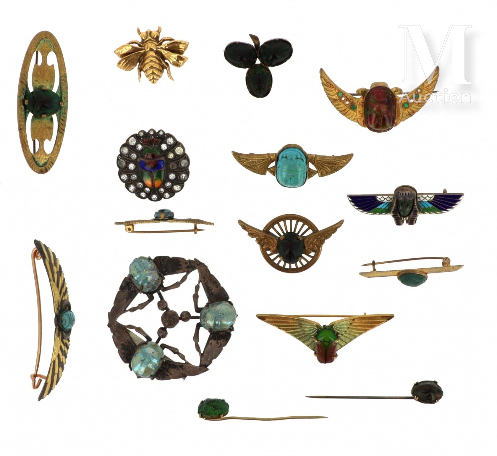 Collection de bijoux scarabées 鎏金或镀银金属的服装首饰系列，饰有天然疤痕或各种硬石，包括： :

11个胸针，两个领带夹，一个斯&hellip;