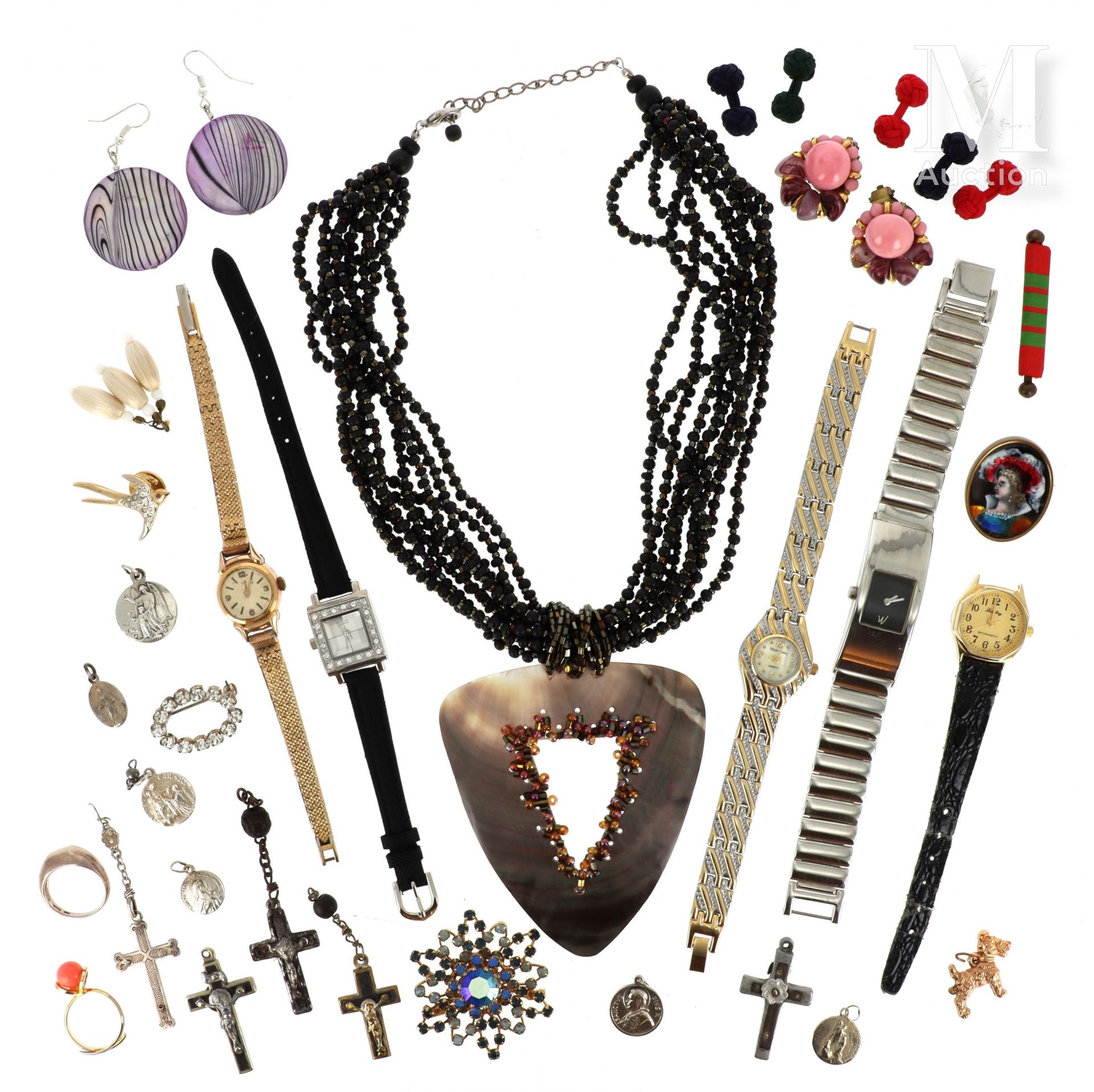 LOT DE BIJOUX fantaisie 大量的服装珠宝，包括:

各种项链，包括珍珠和孔雀石，木制念珠，镀金或镀银的金属链；五只女士腕表，包括一只Lip&hellip;